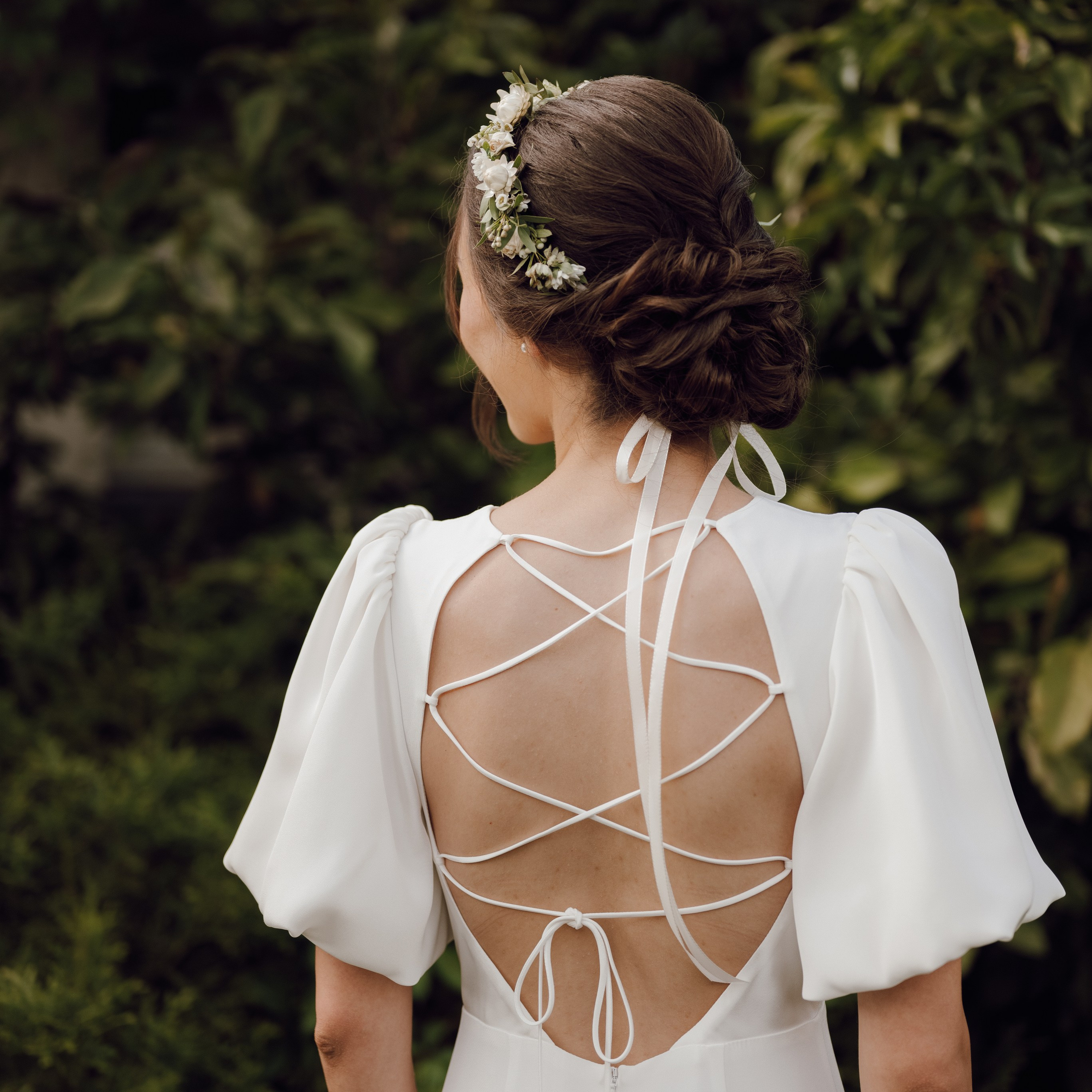 Panna młoda od tyłu w sukni z koronkowym tyłem – stylowa fotografia ślubna, Poznań.