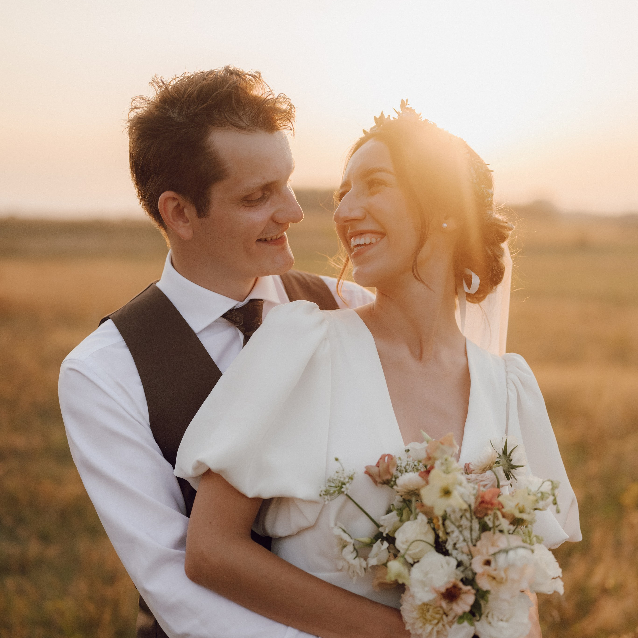 Zakochani na tle zachodzącego słońca – romantyczna sesja ślubna w plenerze, Wielkopolska.