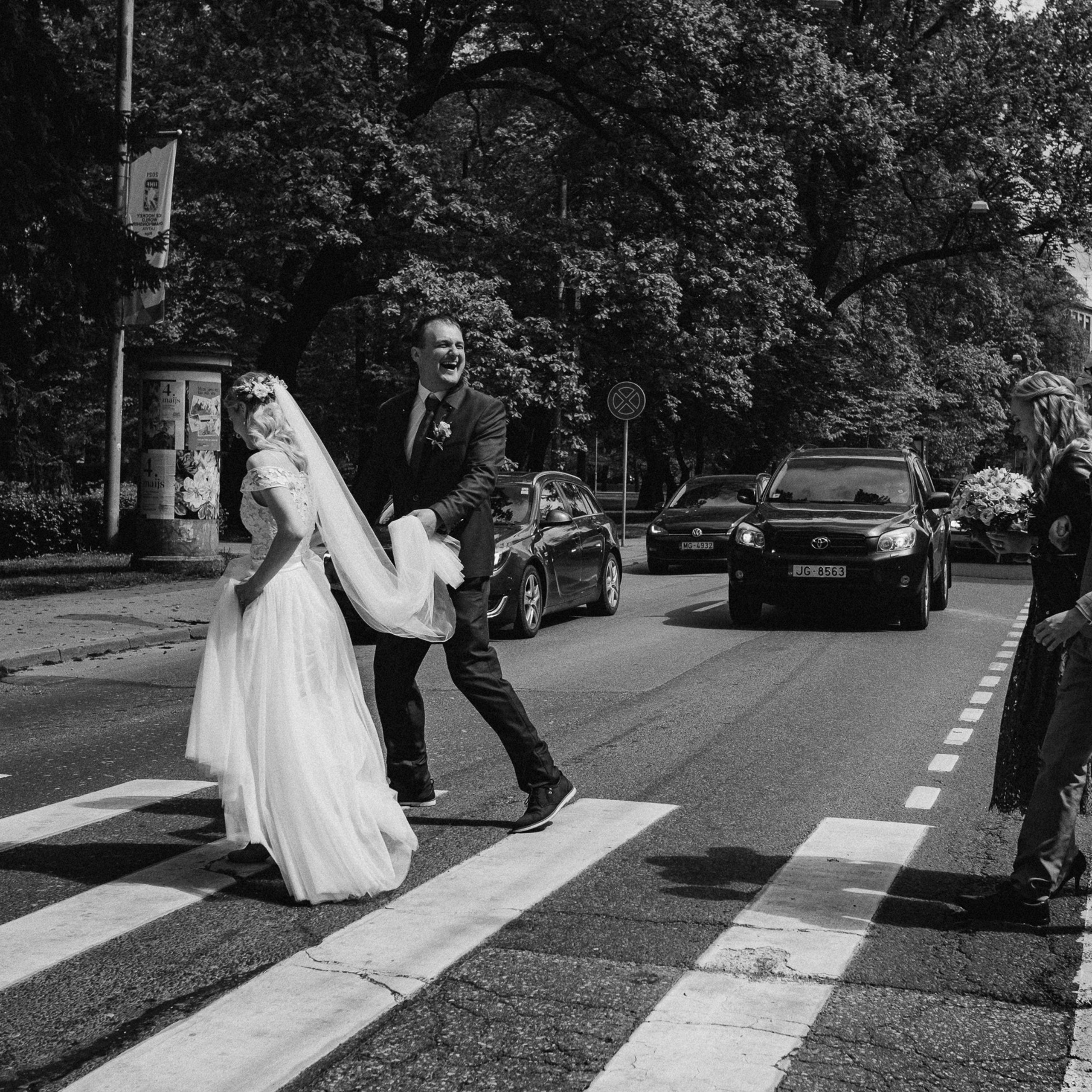 Kāzu fotosesija Jelgavā. Kāzu × Ģimenes notikumu fotografs Edgars Kalniņš