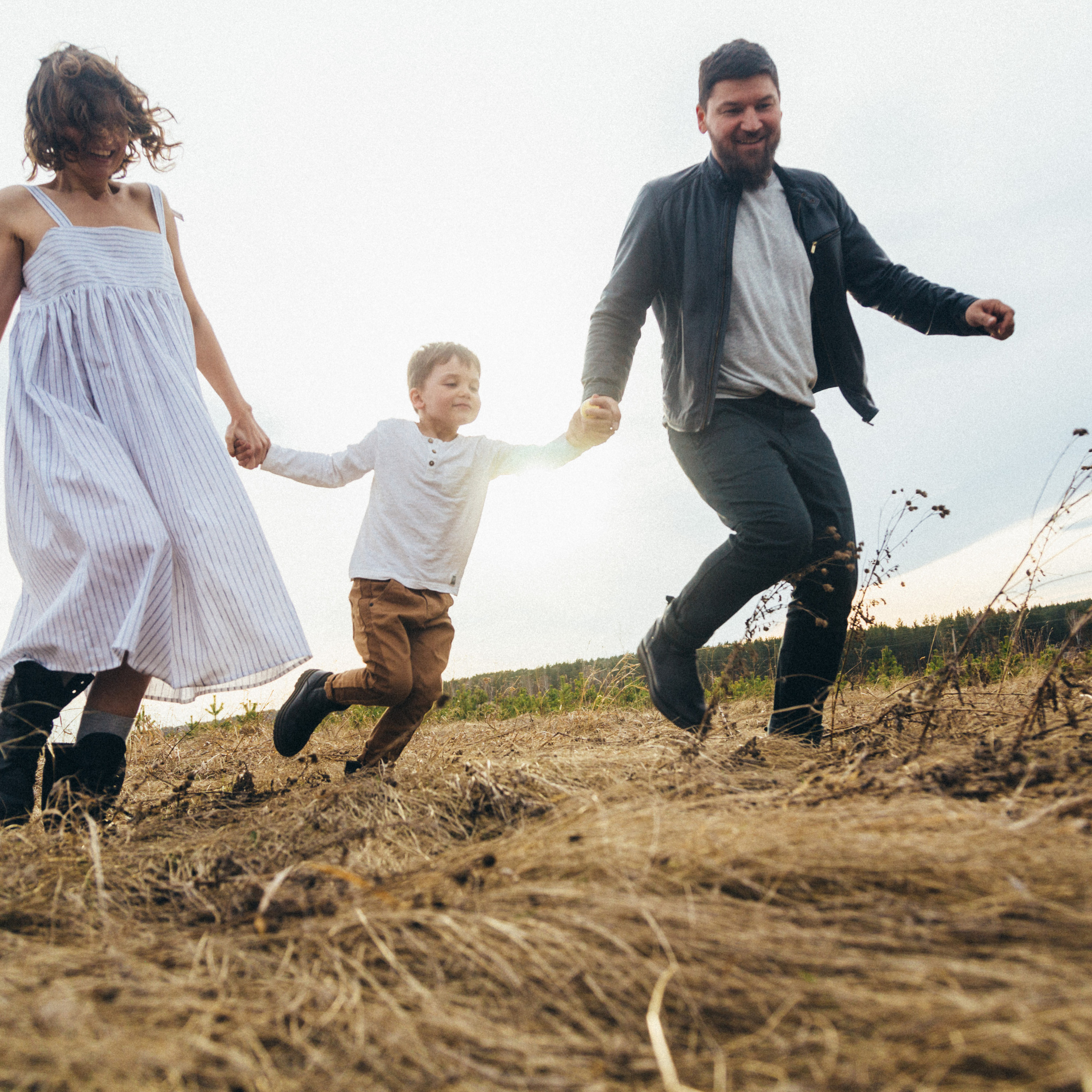 Familia en una casa en el bosque