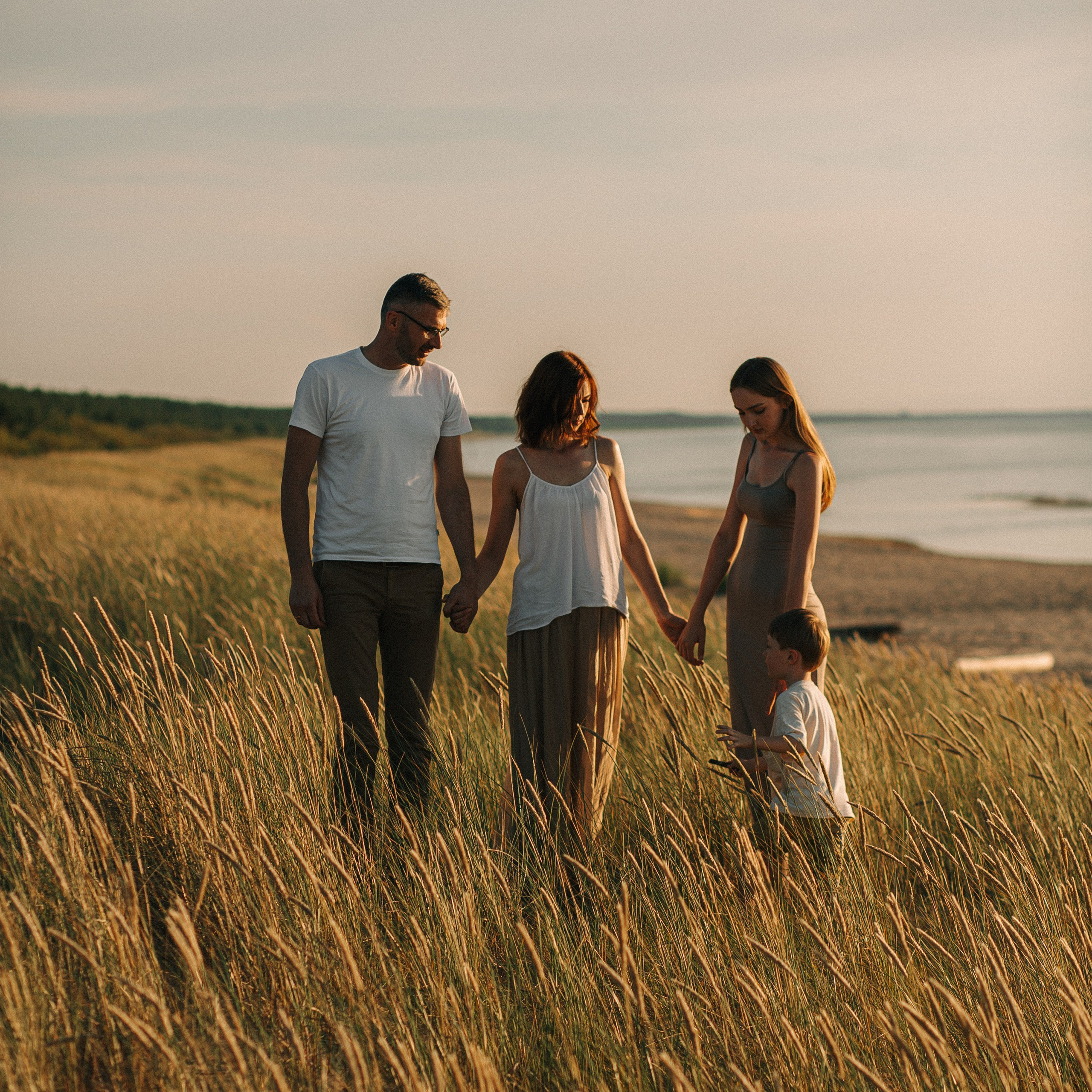 IETEIKUMI ĢIMENES FOTOSESIJAI MĀJĀS (skraidošie bērni)