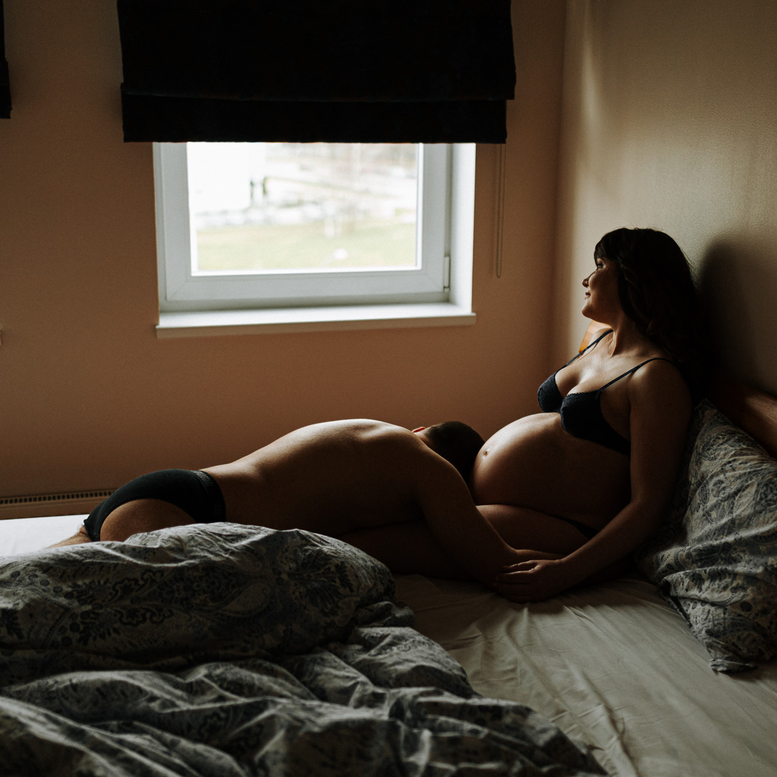 Grūtniecības fotosesija mājās vai iemīļotā vietā