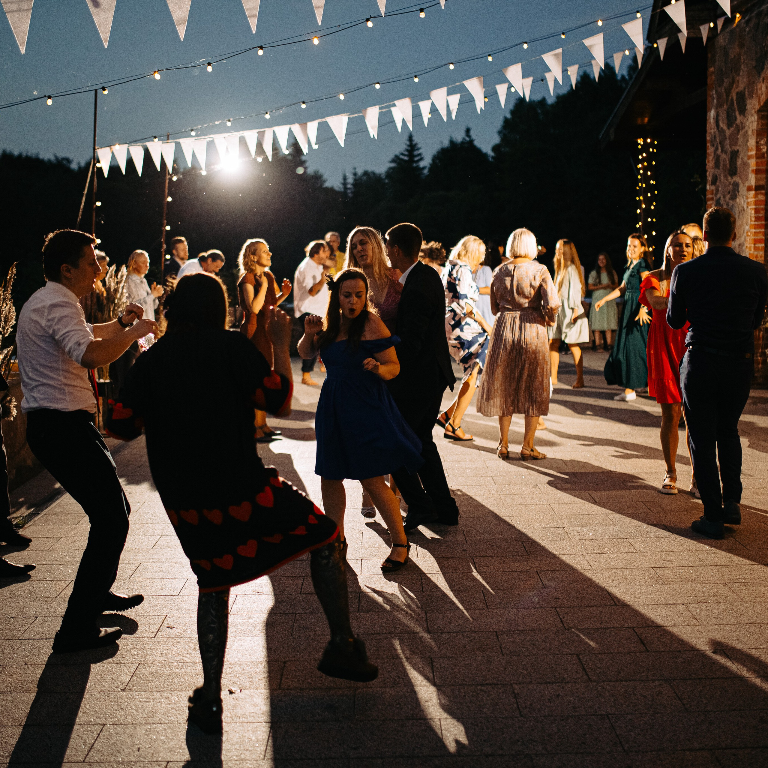 Kāzu svinību telpu apgaismojums, gaisma pie galdiem, deju zona, mičoša