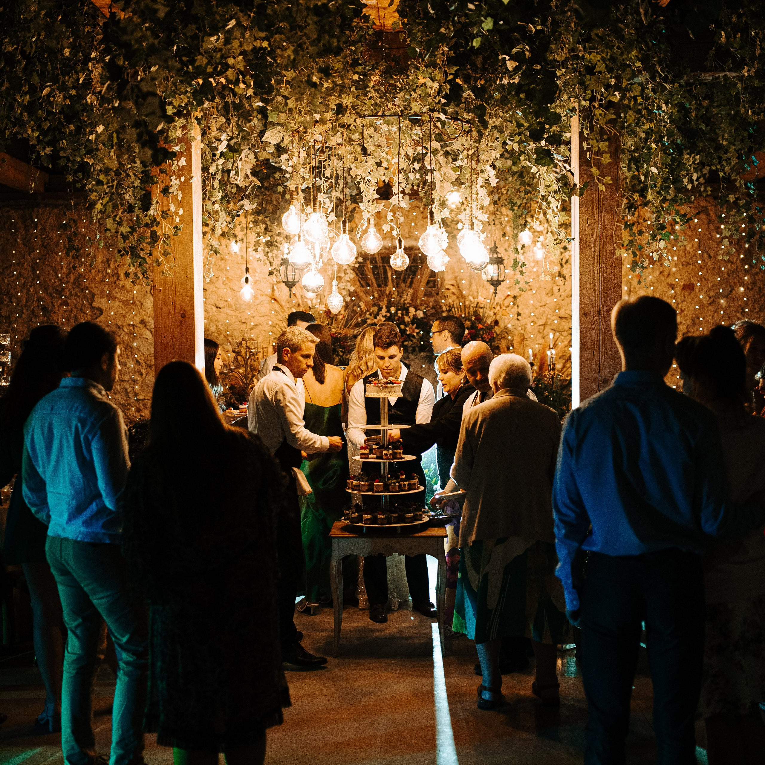 Kāzu svinību telpu apgaismojums, gaisma pie galdiem, deju zona, mičoša