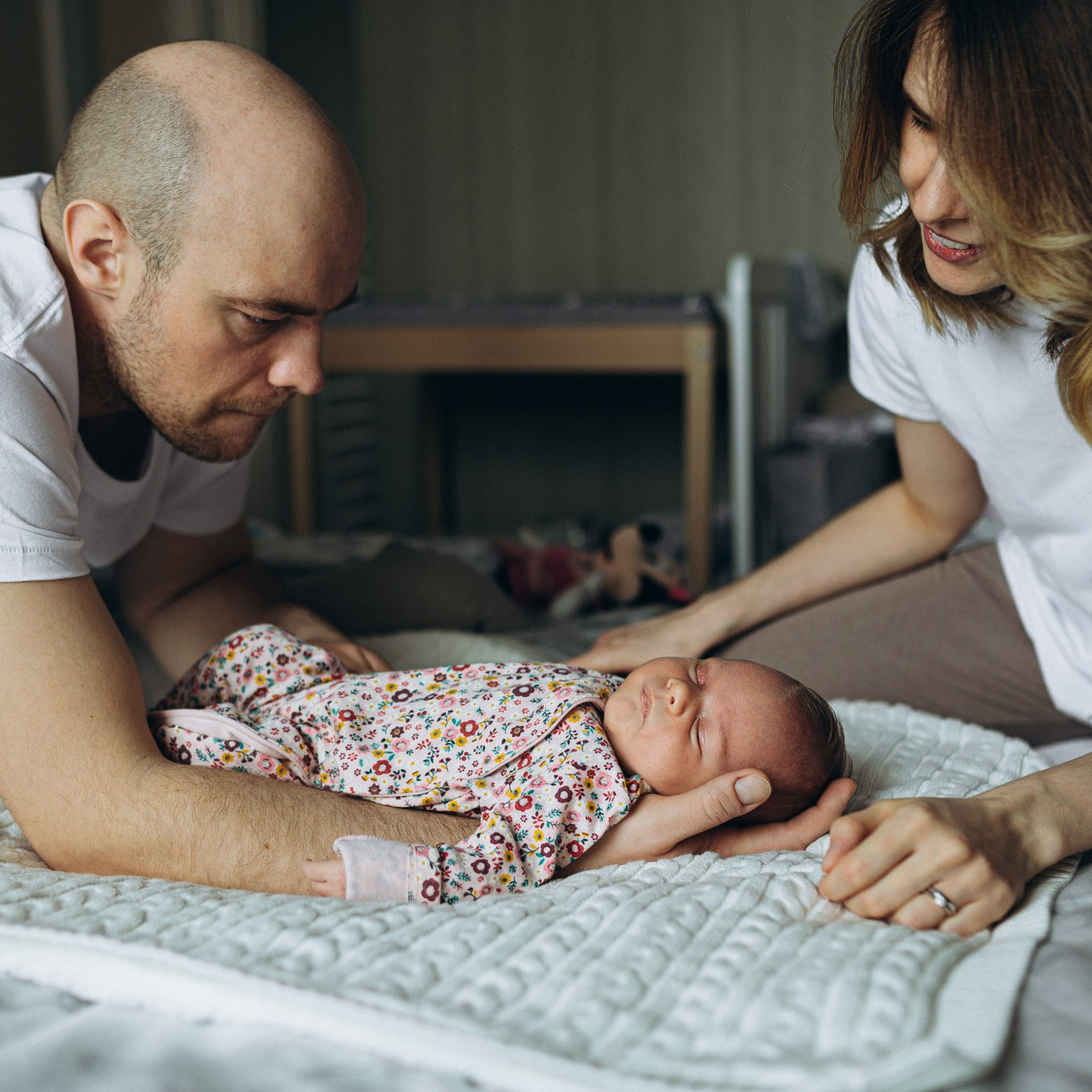 IETEIKUMI ĢIMENES FOTOSESIJAI MĀJĀS (skraidošie bērni)