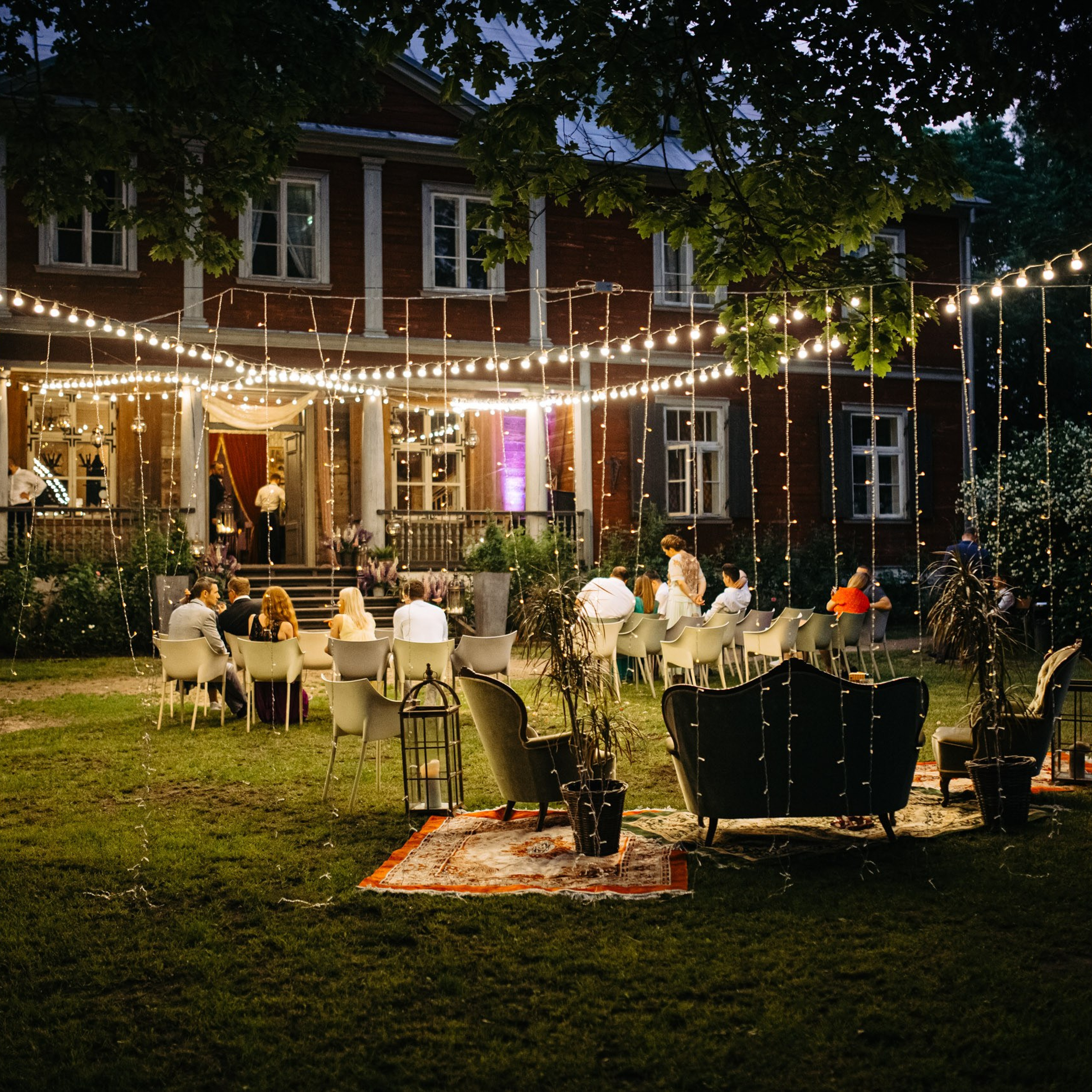 Kāzu svinību telpu apgaismojums, gaisma pie galdiem, deju zona, mičoša