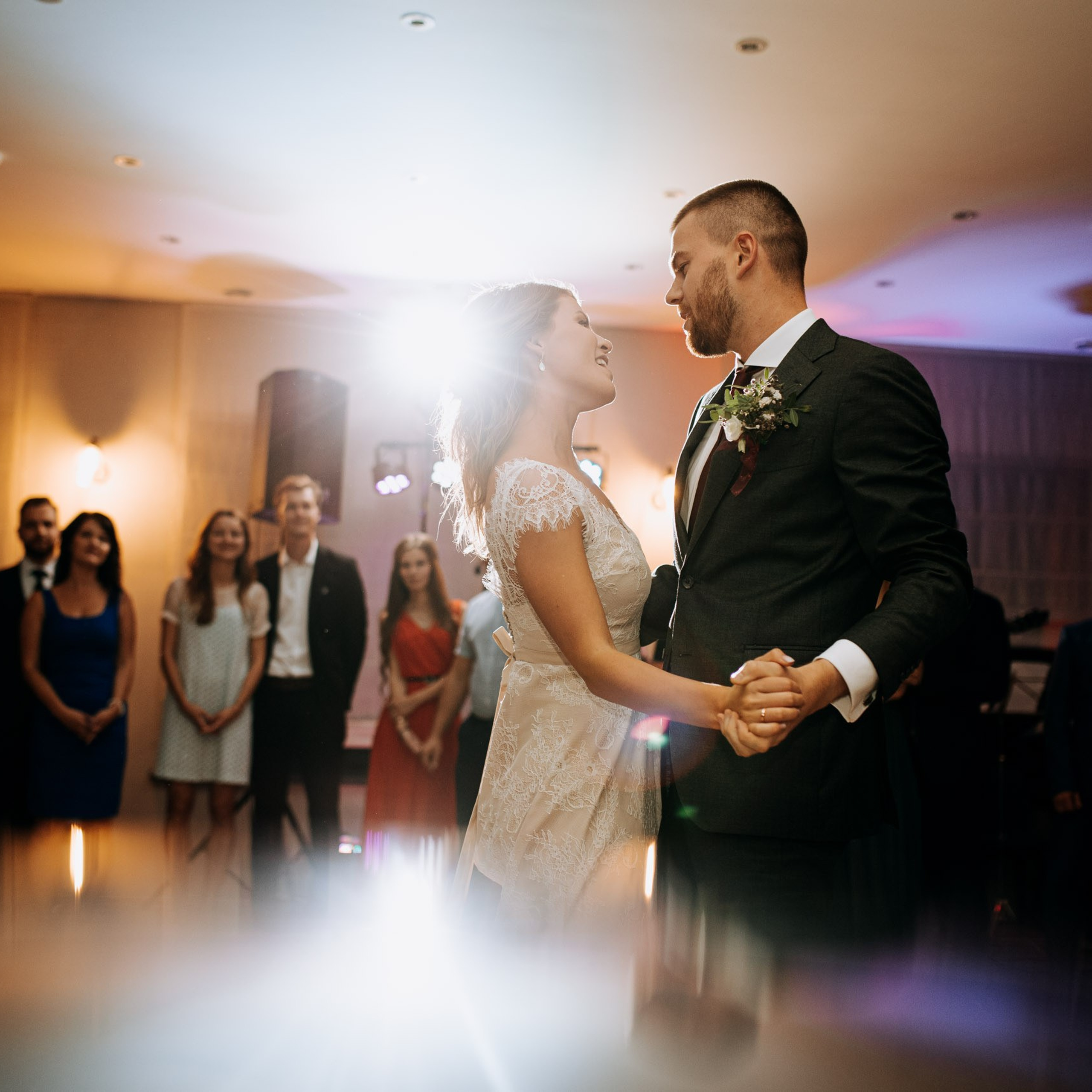 Kāzu svinību telpu apgaismojums, gaisma pie galdiem, deju zona, mičoša