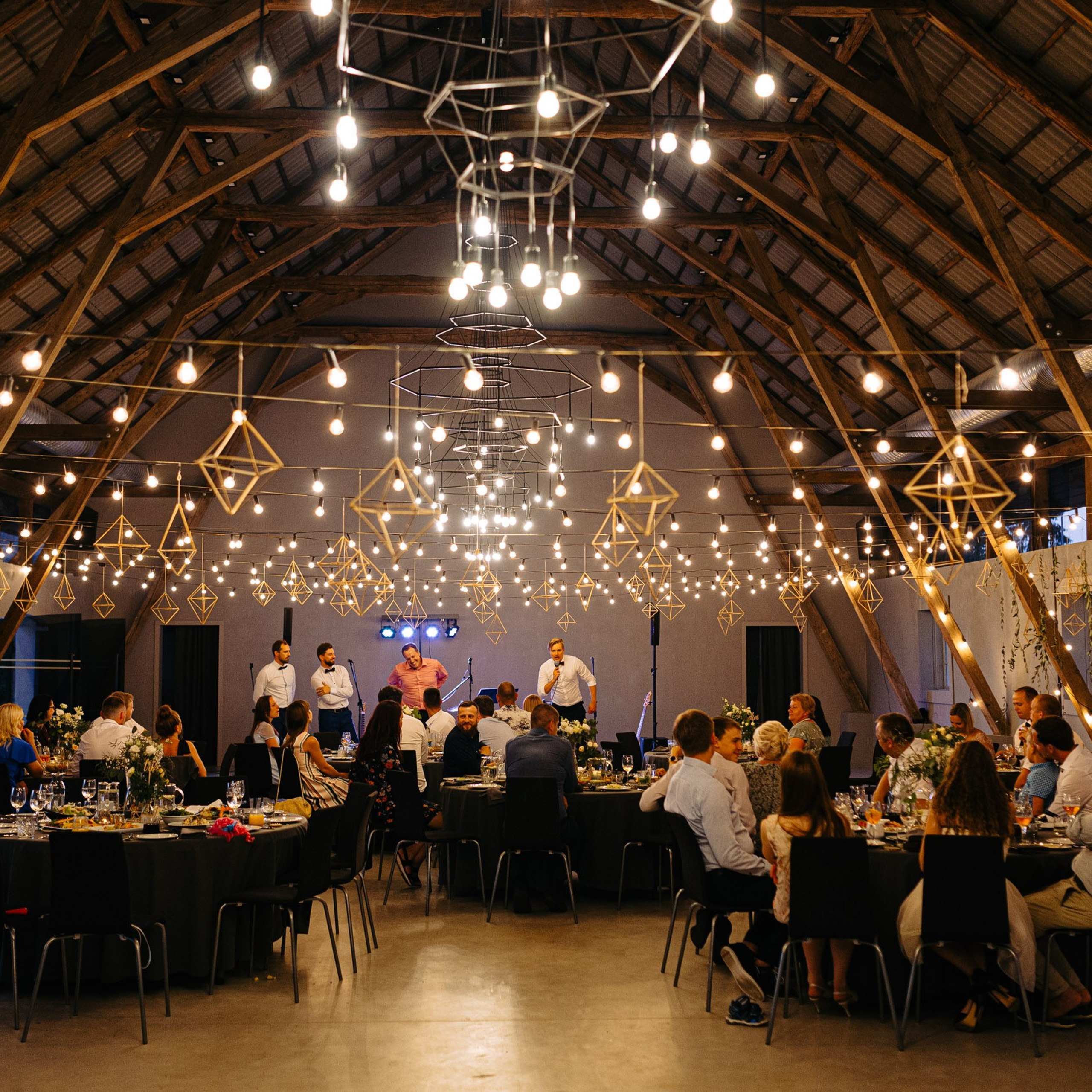 Kāzu svinību telpu apgaismojums, gaisma pie galdiem, deju zona, mičoša