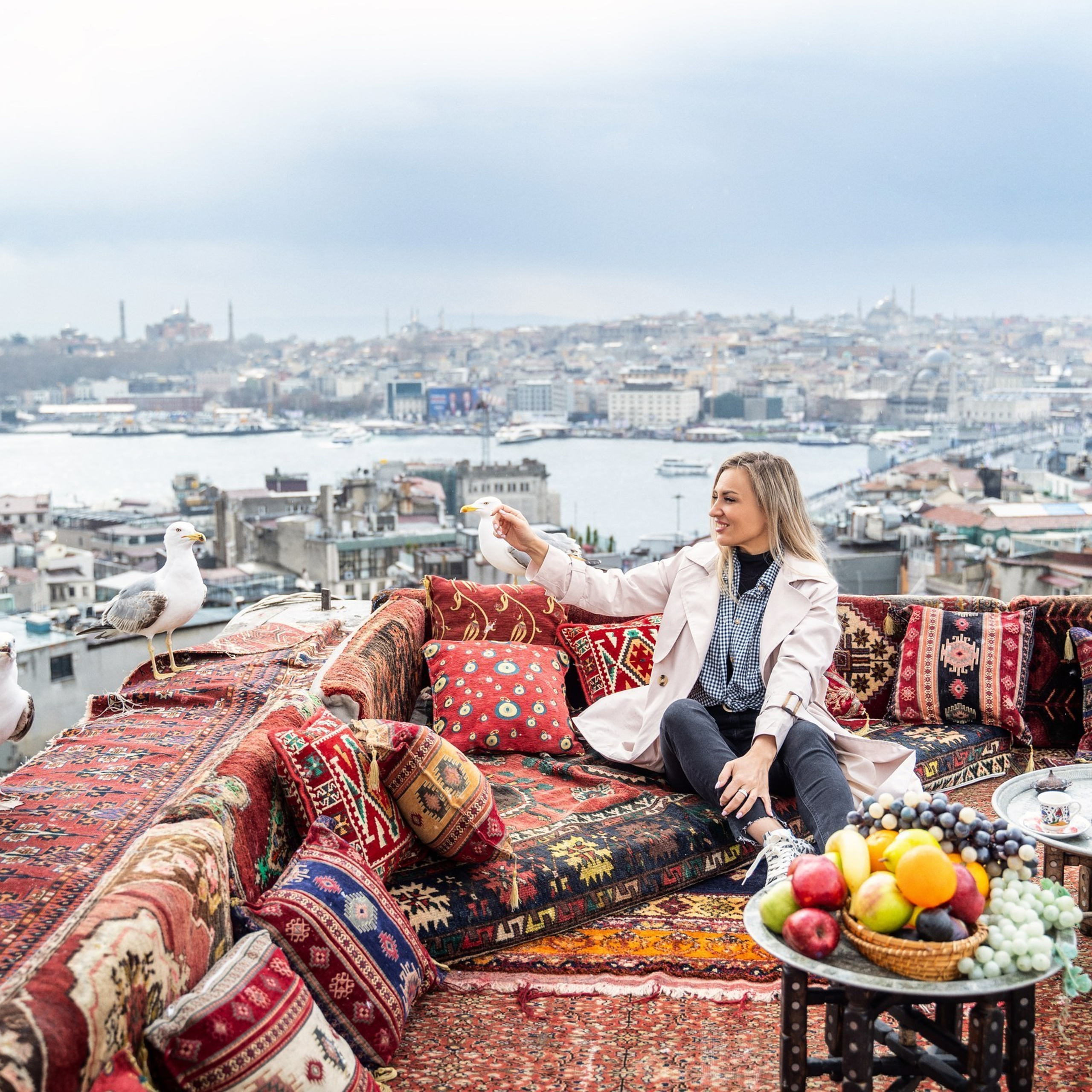 Фотосессия в Стамбуле. Фотограф в Стамбуле. Лайфстайл фотограф в Стамбуле Анатолий. Фотосессии на крышах с чайками