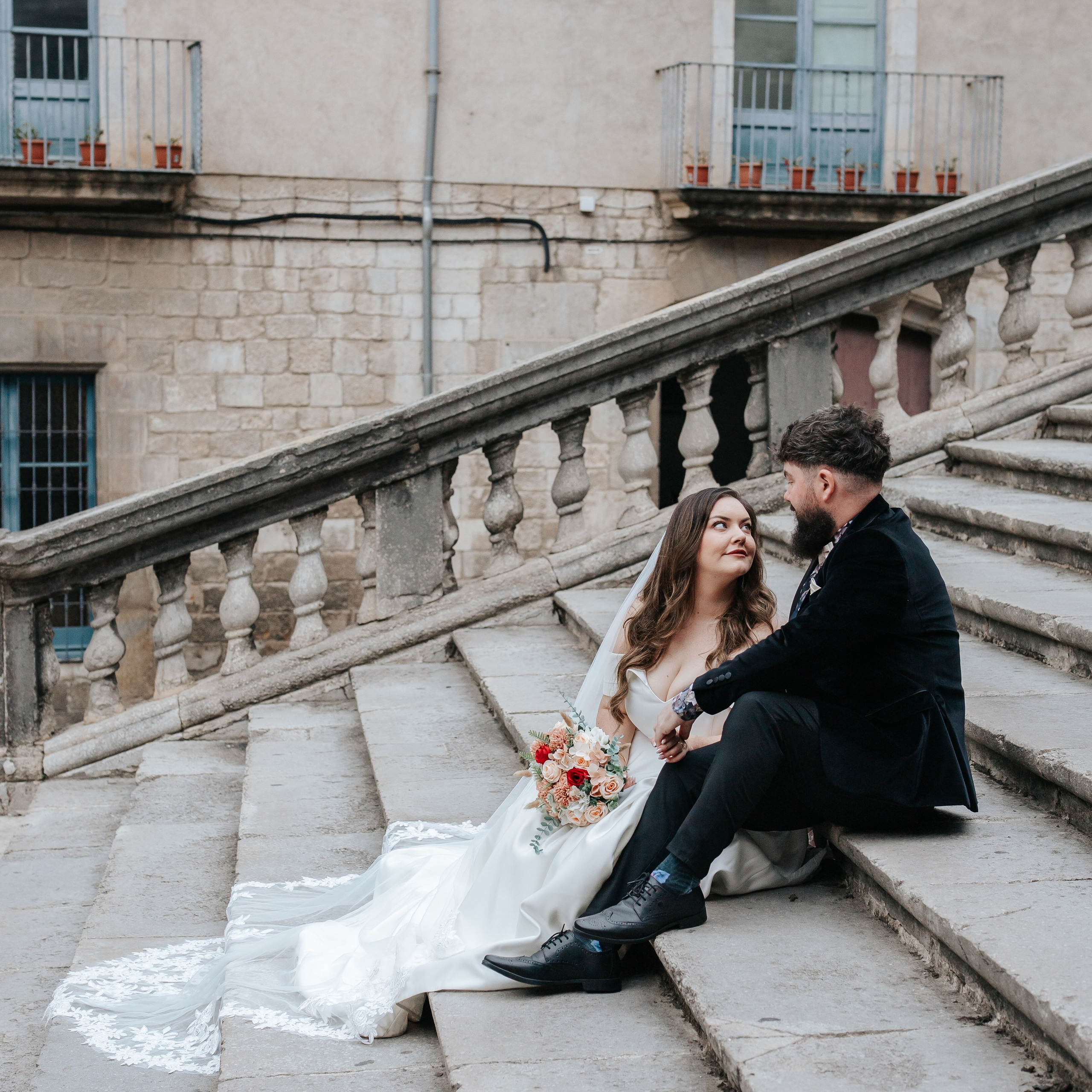 Alex+Dwayne, Postboda