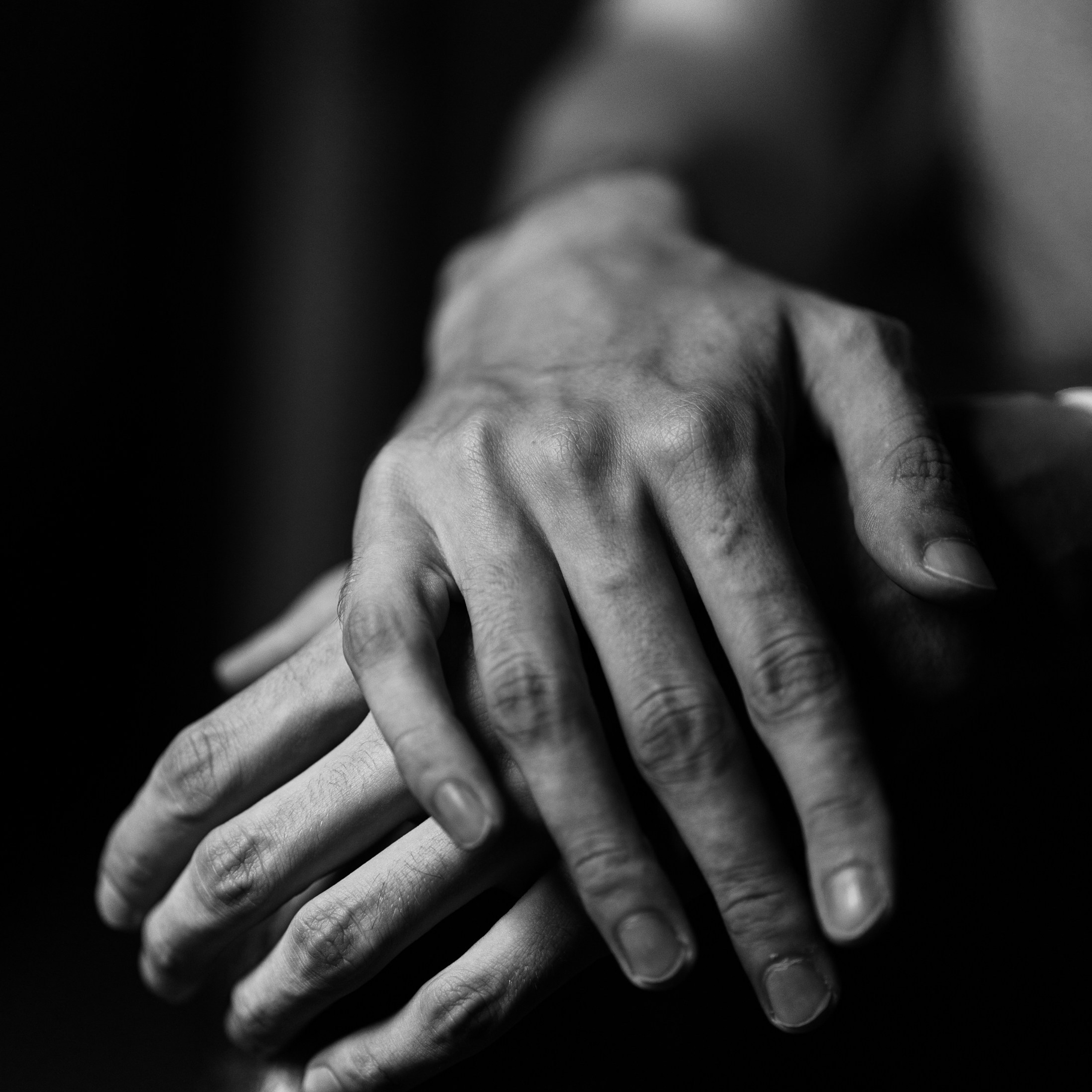 Detailaufnahme Hände – Schwarzweiß-Portraitfotografie