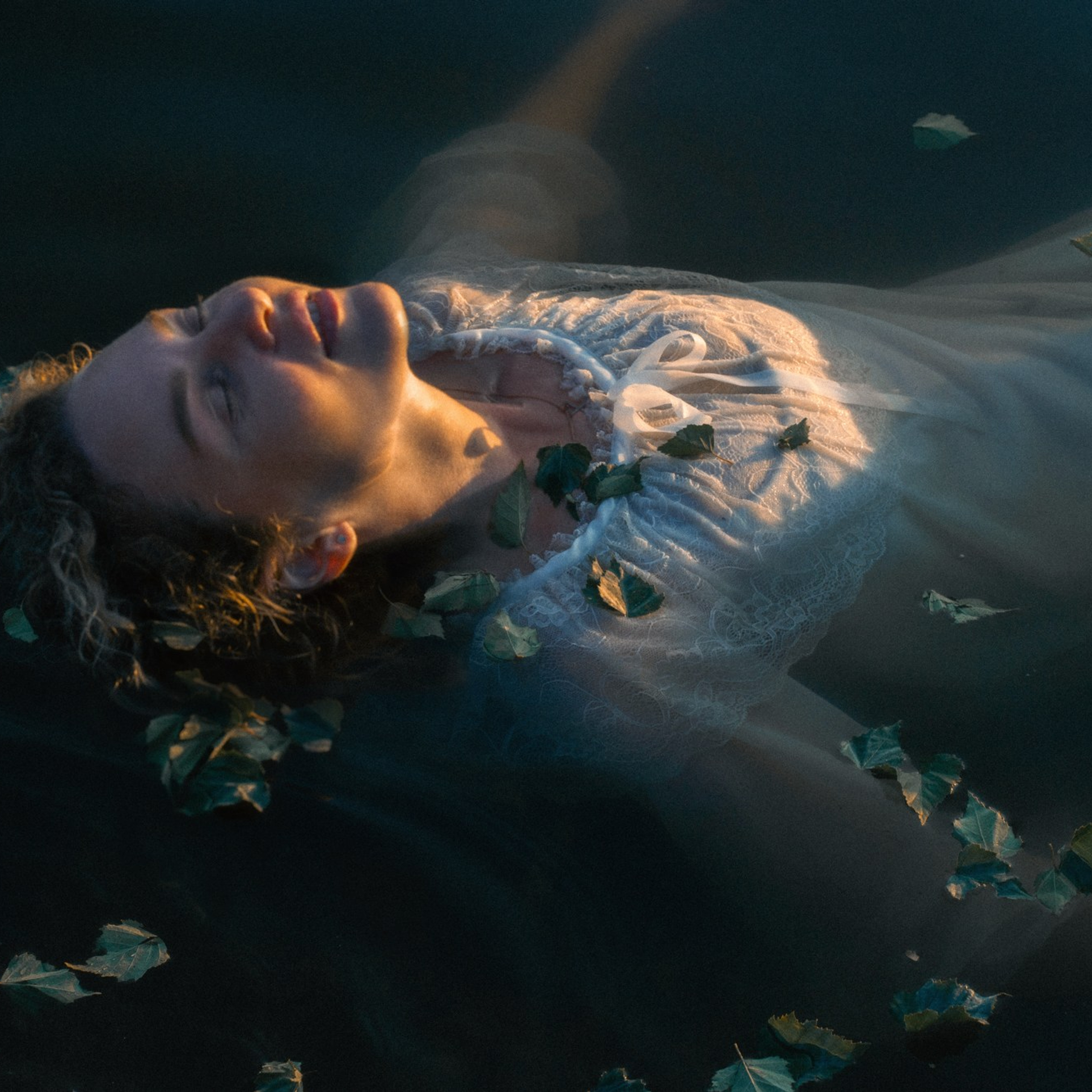 Künstlerisches Portrait einer Frau im Wasser – Portraitfotografie Dresden