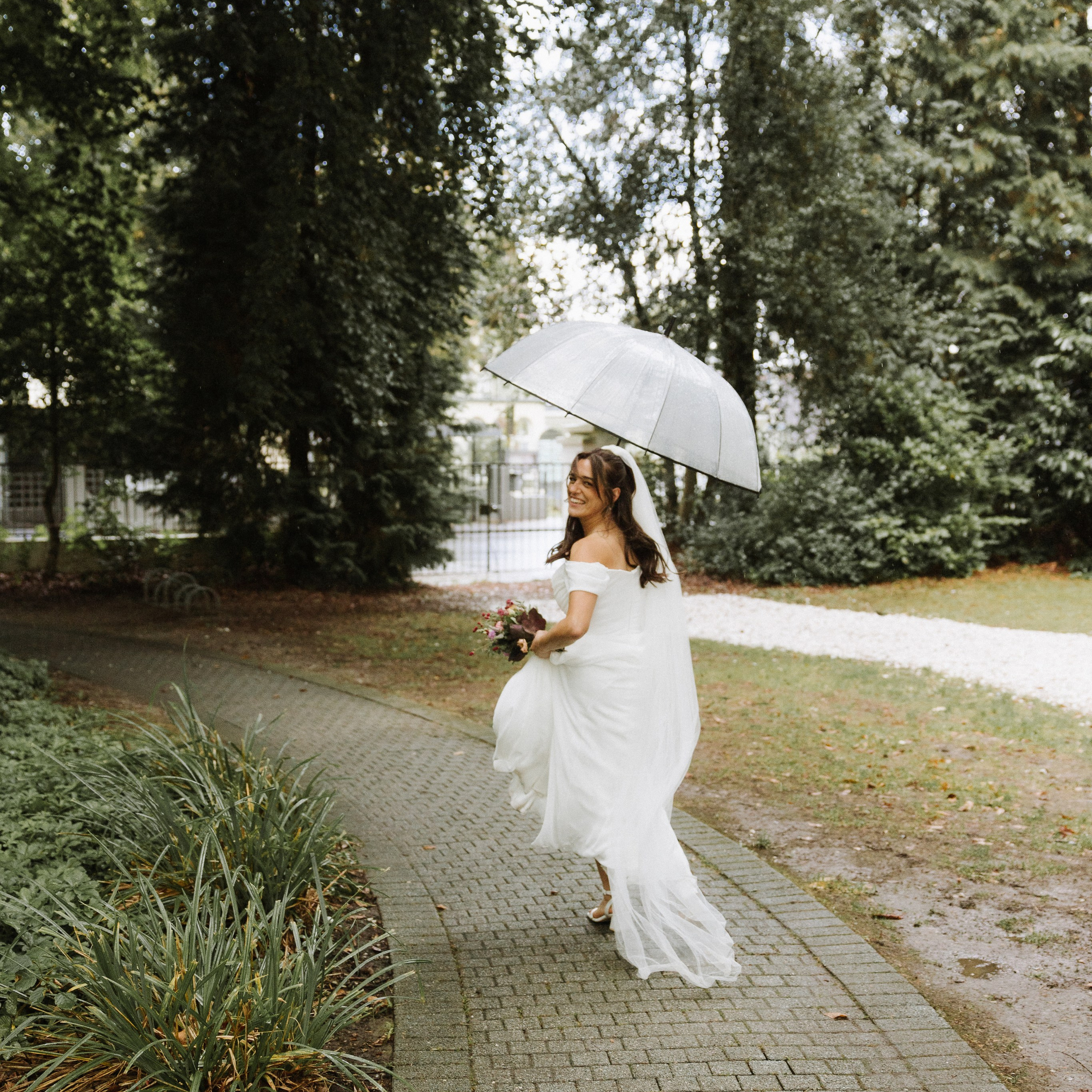Brautpaar unter transparentem Regenschirm in Düsseldorf