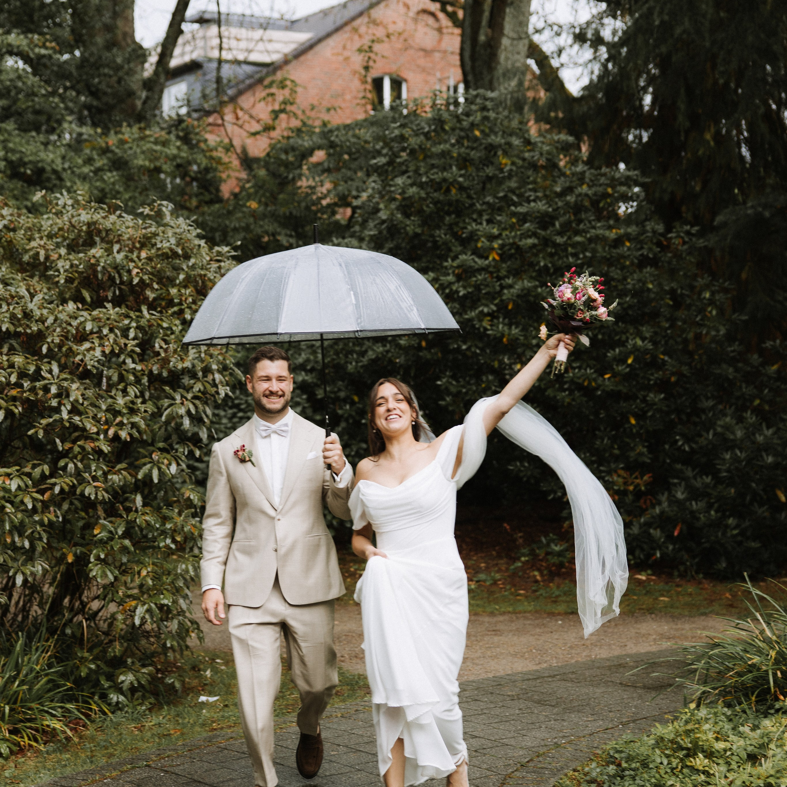 Brautpaar unter transparentem Regenschirm in Düsseldorf