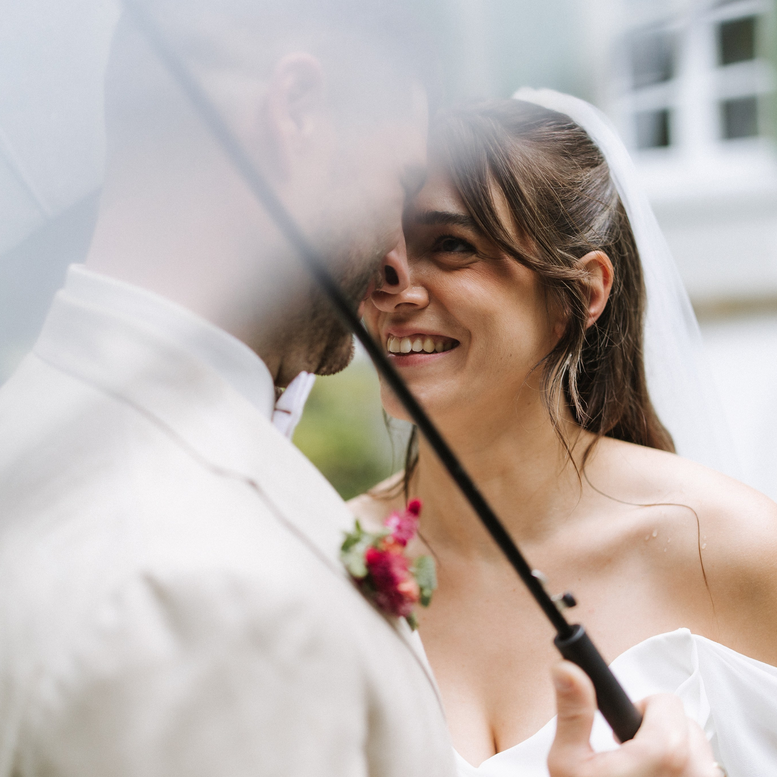 Brautpaar unter transparentem Regenschirm in Düsseldorf