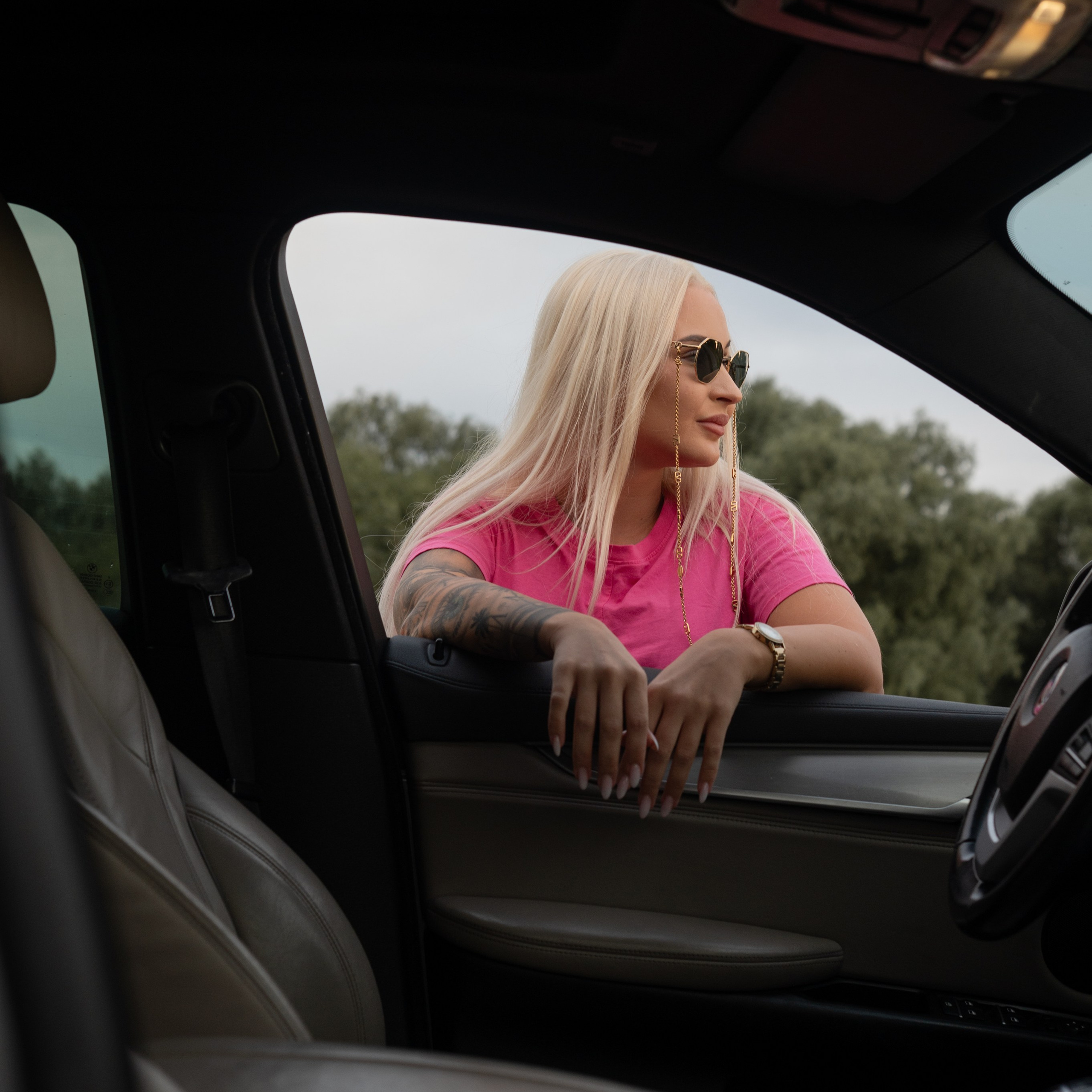 Оля фотосессия в автомобиле