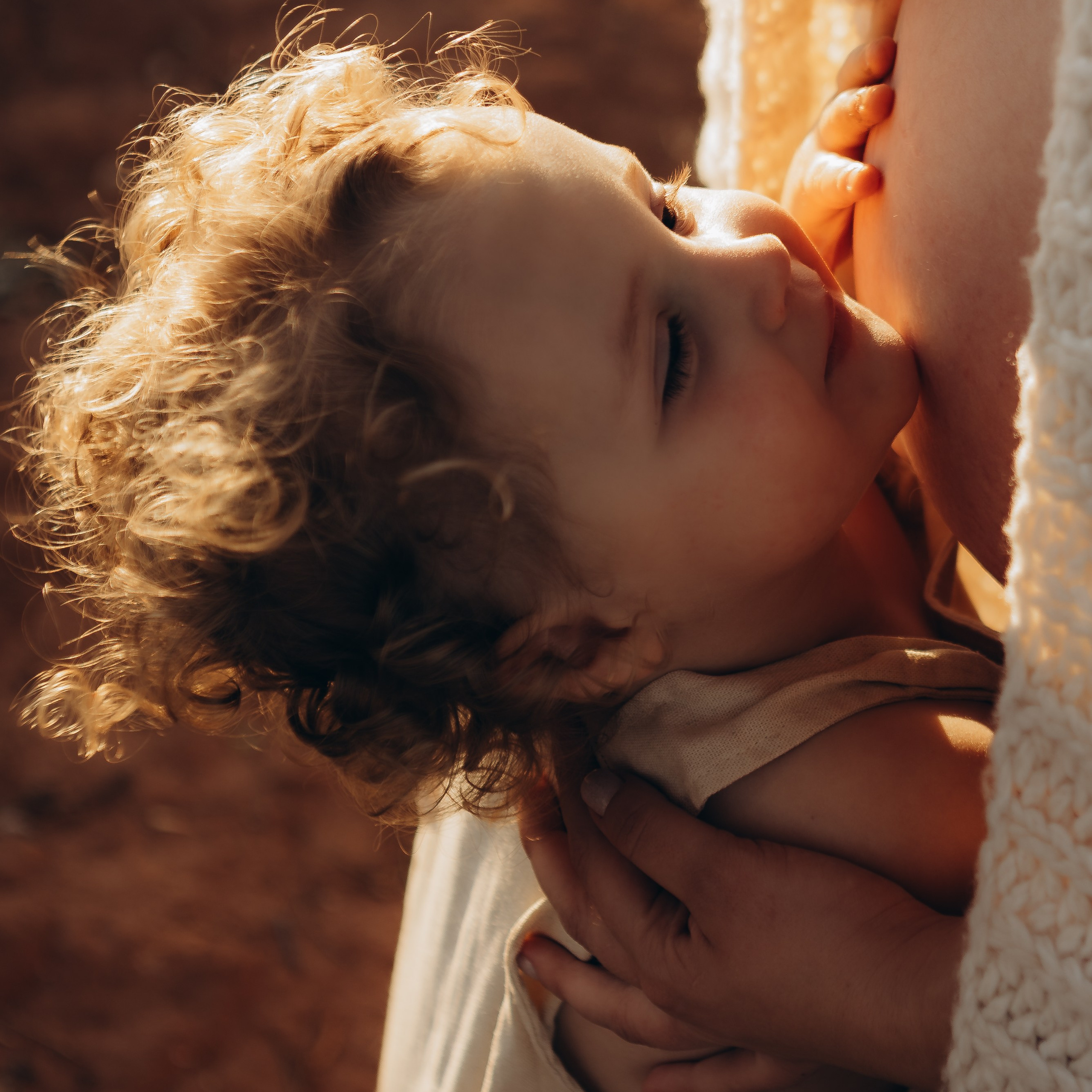 criança faz carinho na barriga da mãe em ensaio gestante ao ar livre em Sorocaba