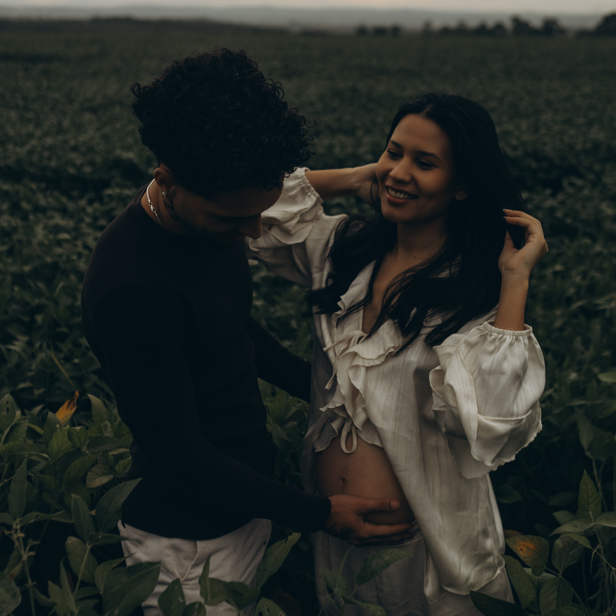 casal abraçado em ensaio externo em Sorocaba