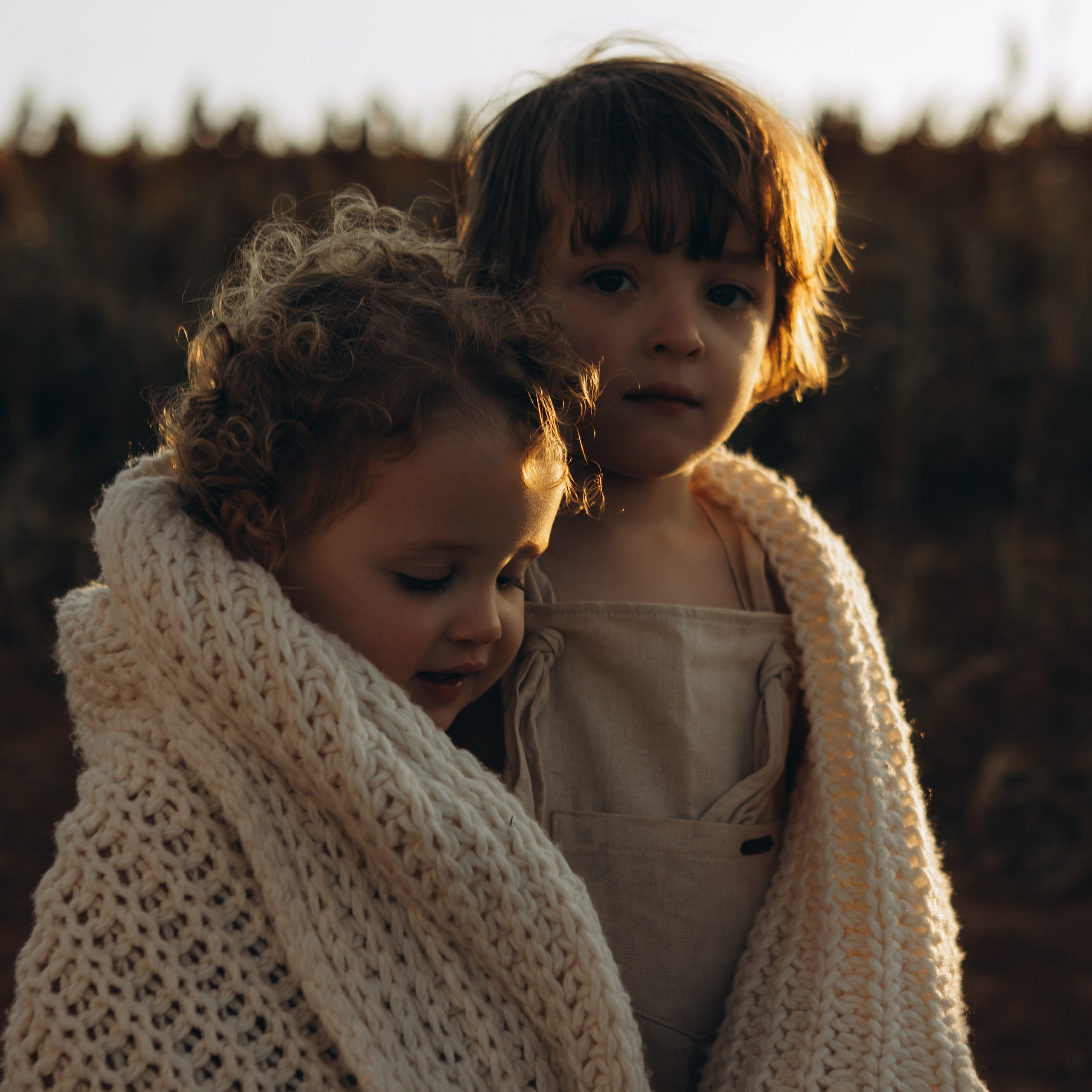 crianças brincando em ensaio família ao ar livre em Sorocaba