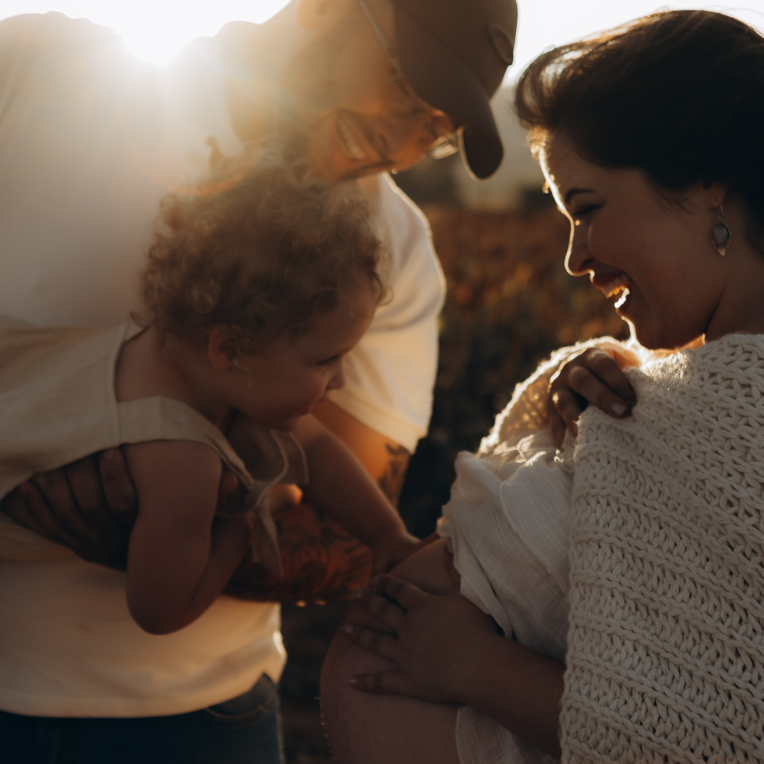 criança faz carinho na barriga da mãe em ensaio gestante ao ar livre em Sorocaba