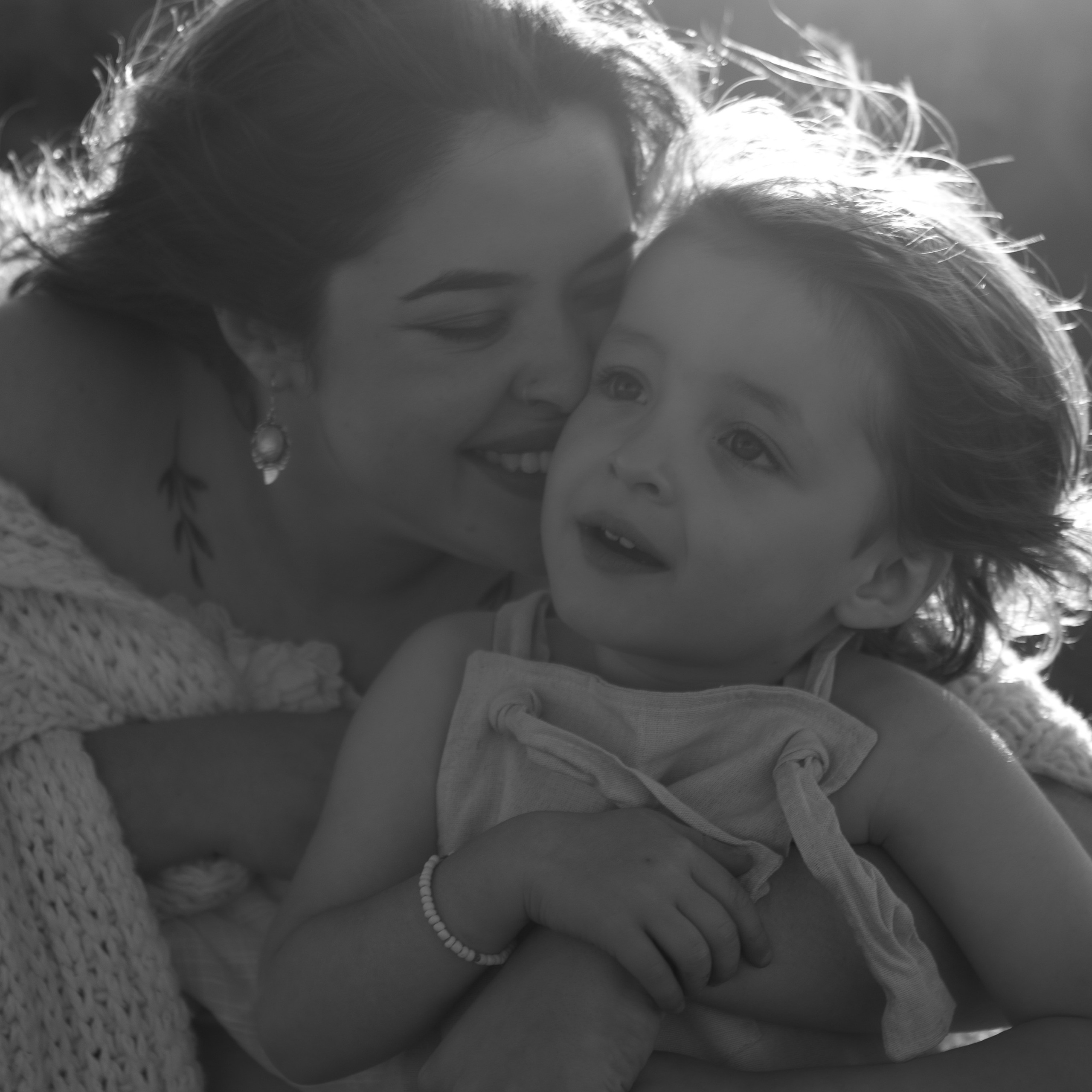 mãe faz carinho em filhos em ensaio família ao ar livre em Sorocaba