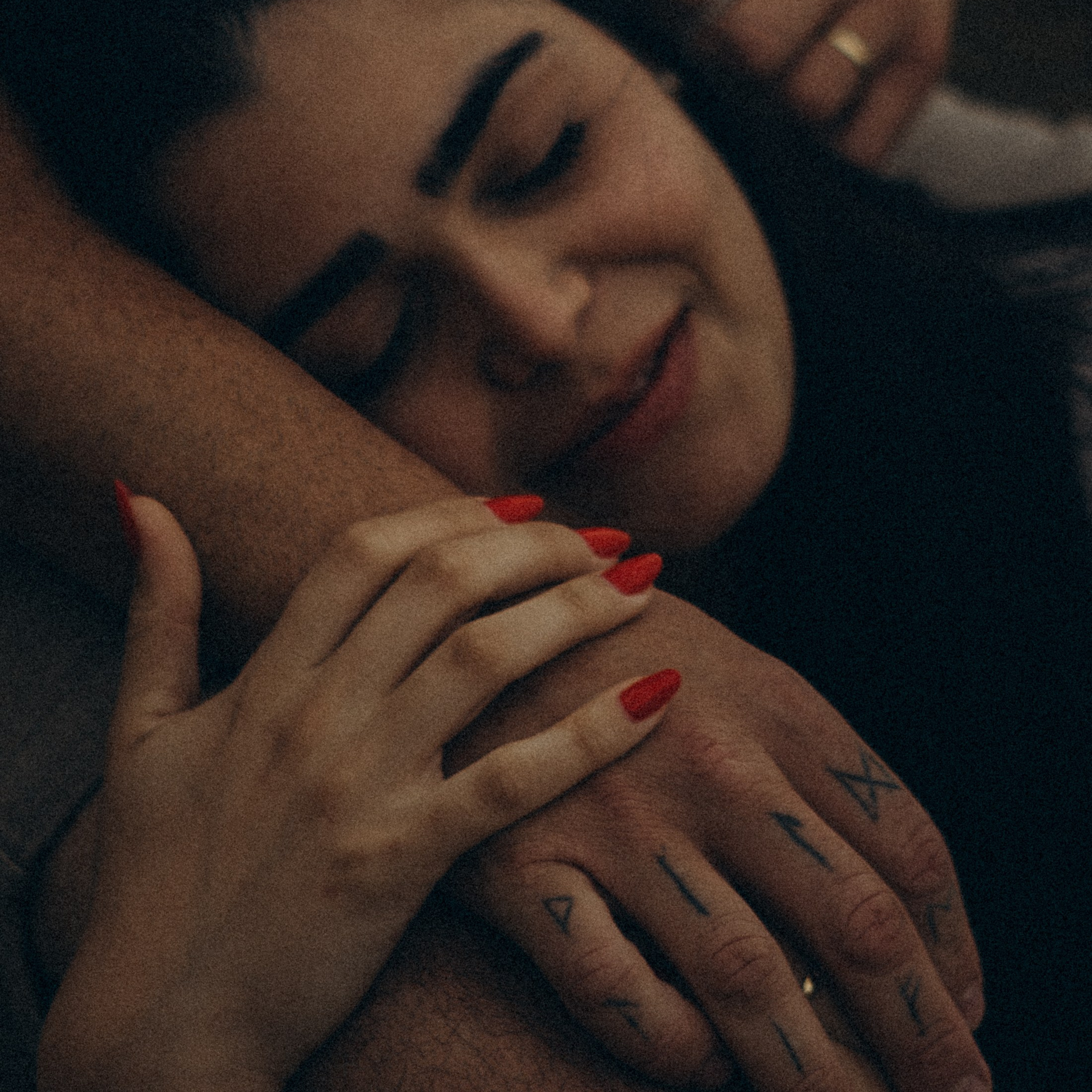 esposa deitada no colo do esposo em ensaio externo em Sorocaba