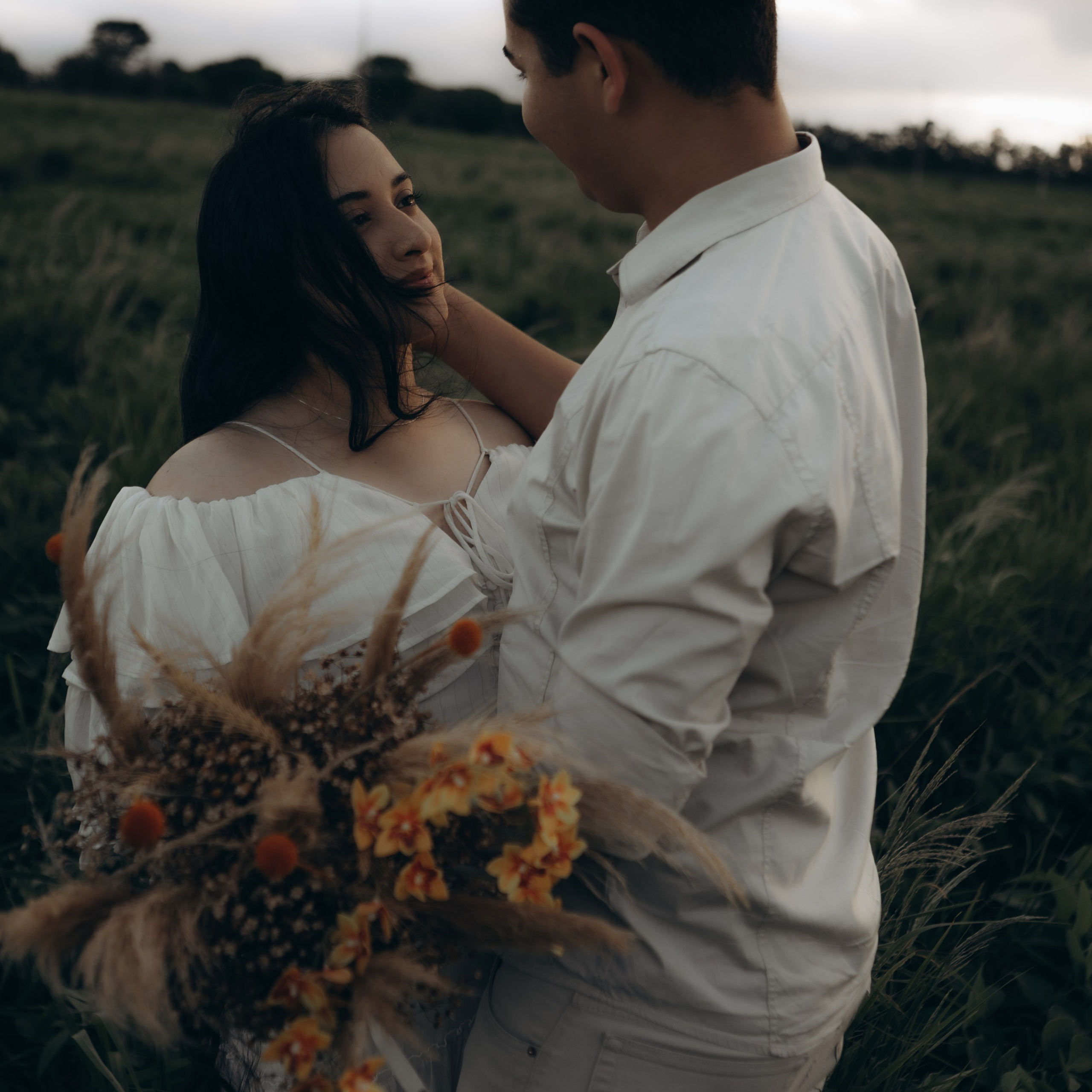 casal trocando carinho em ensaio externo em Sorocaba