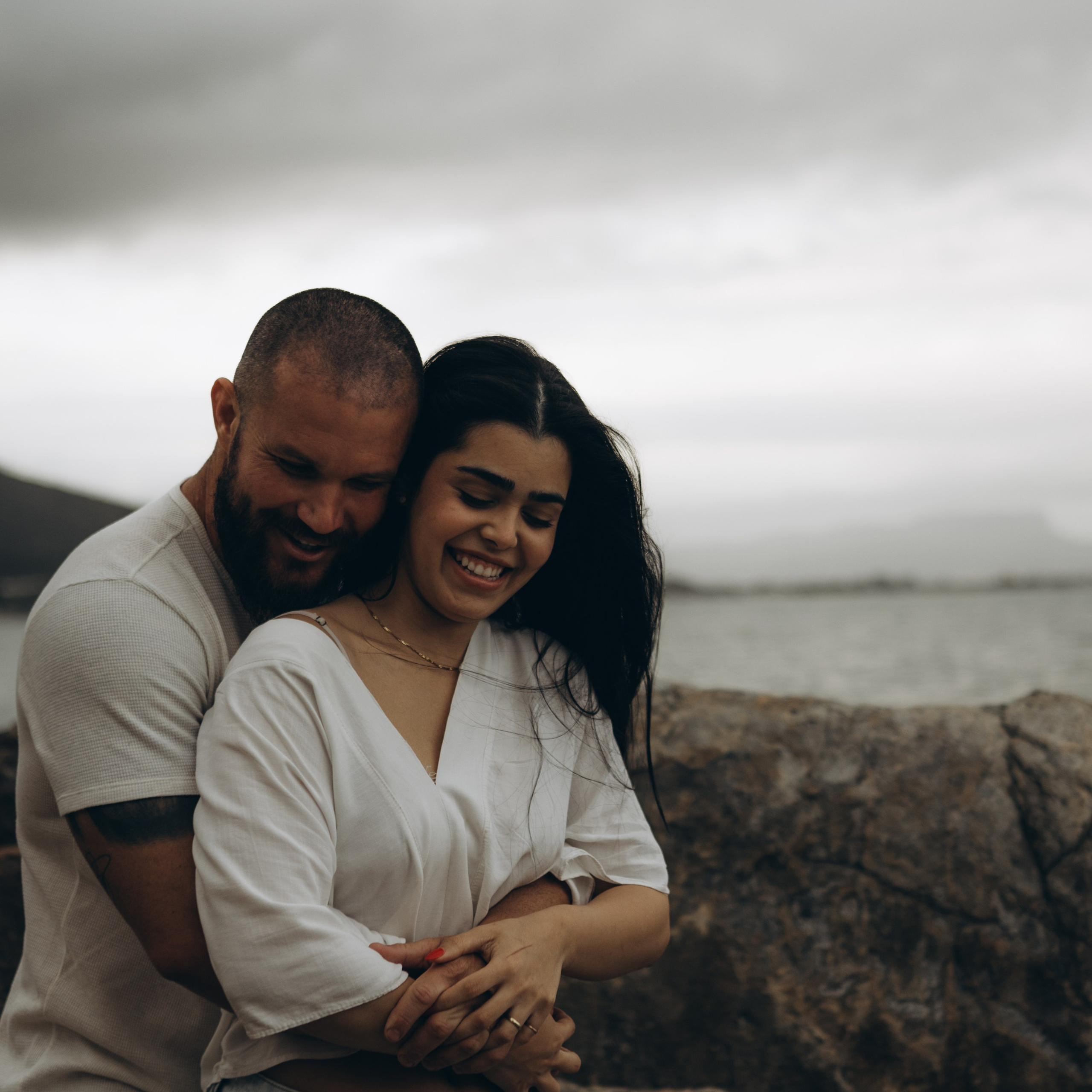 casal abraçado em ensaio externo em Sorocaba