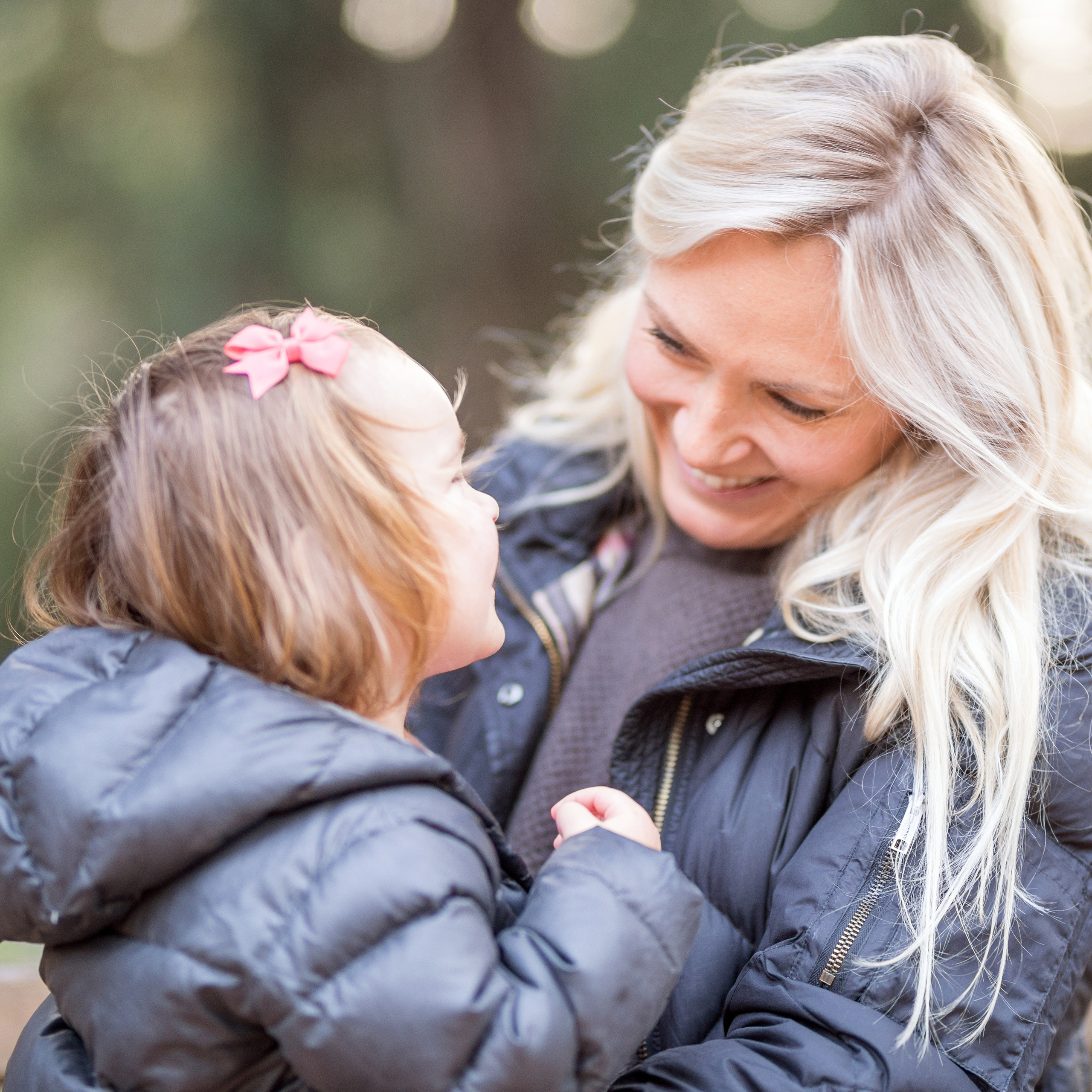 Mini photo session of a mother with her daughter in the park