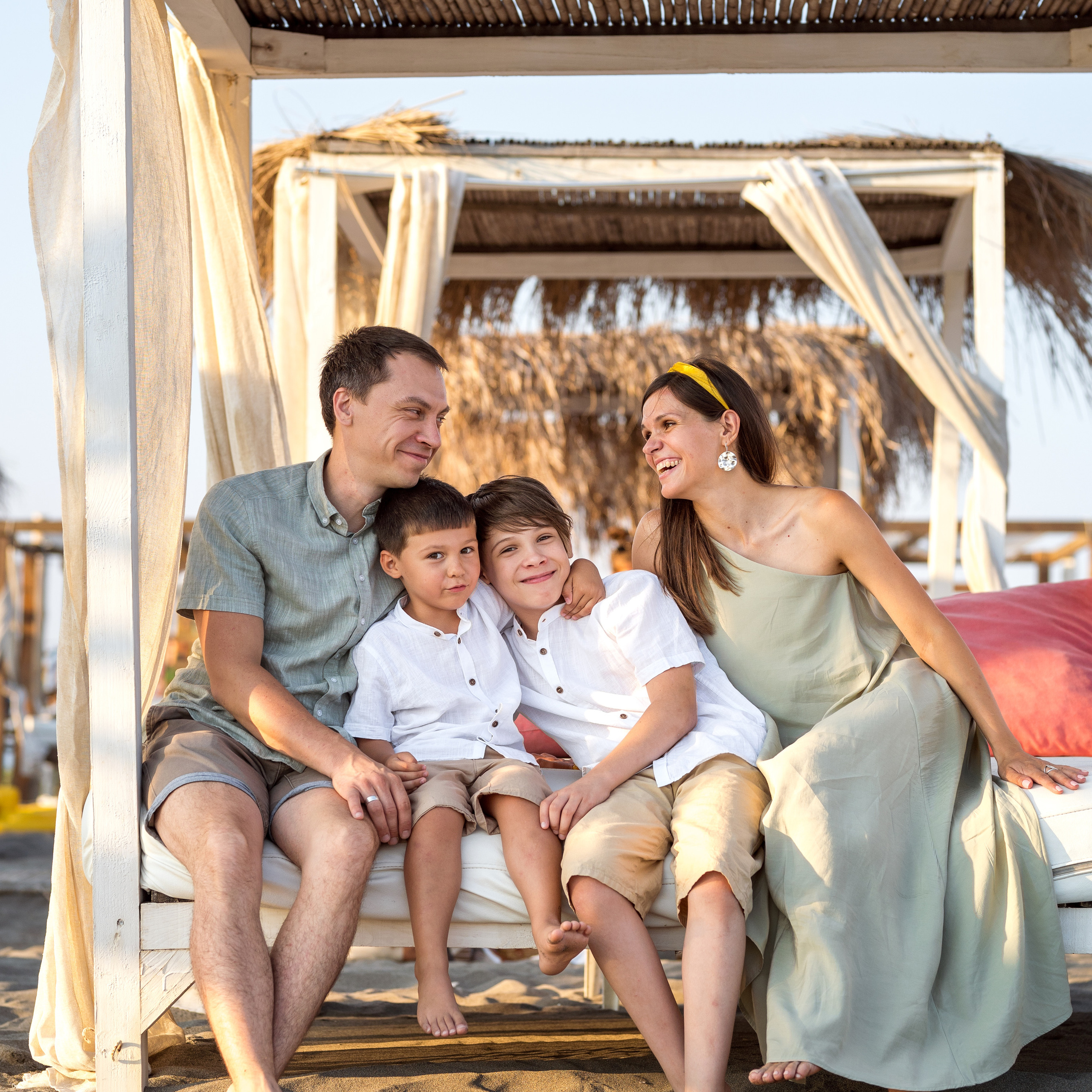 Закатная съёмка семьи на морском побережье