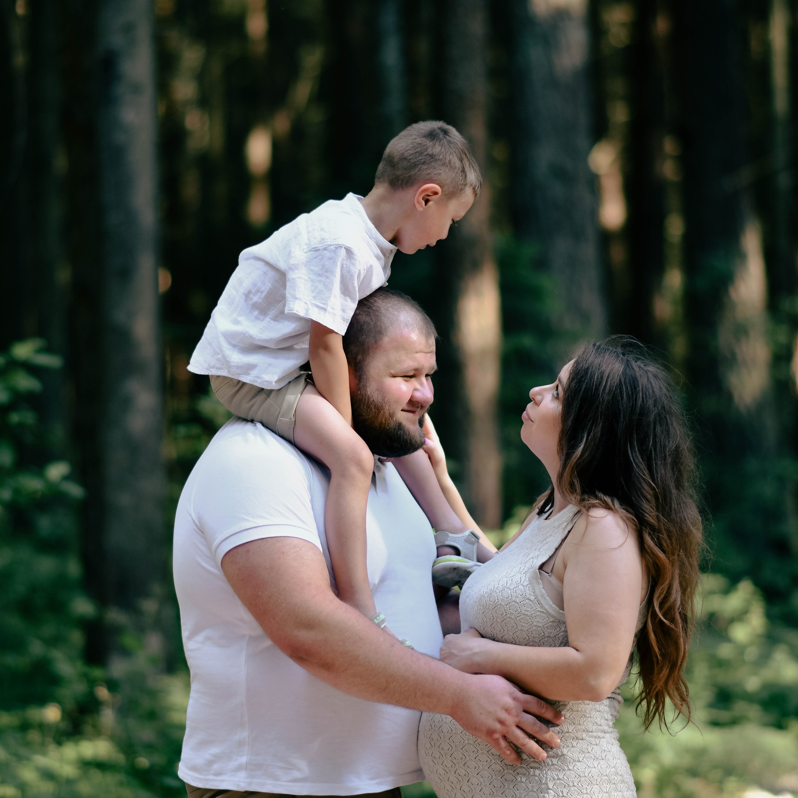 Šeimos fotosesija gamtoje. Photographer from Vilnius