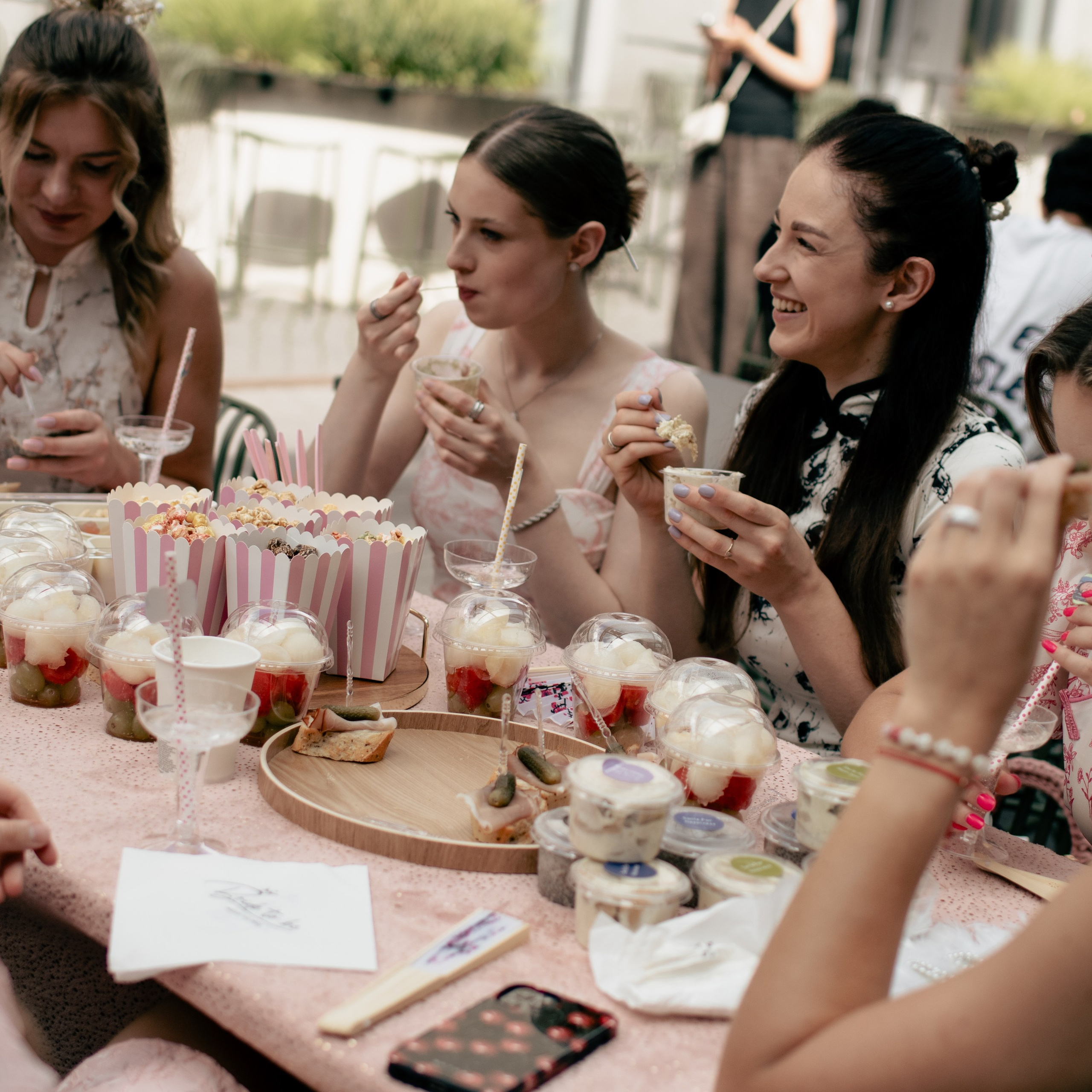 Mergvakaris, mergvakario fotosesija, bachelorette party, hen party, wieczór panieński, Vilnius. Photographer from Vilnius