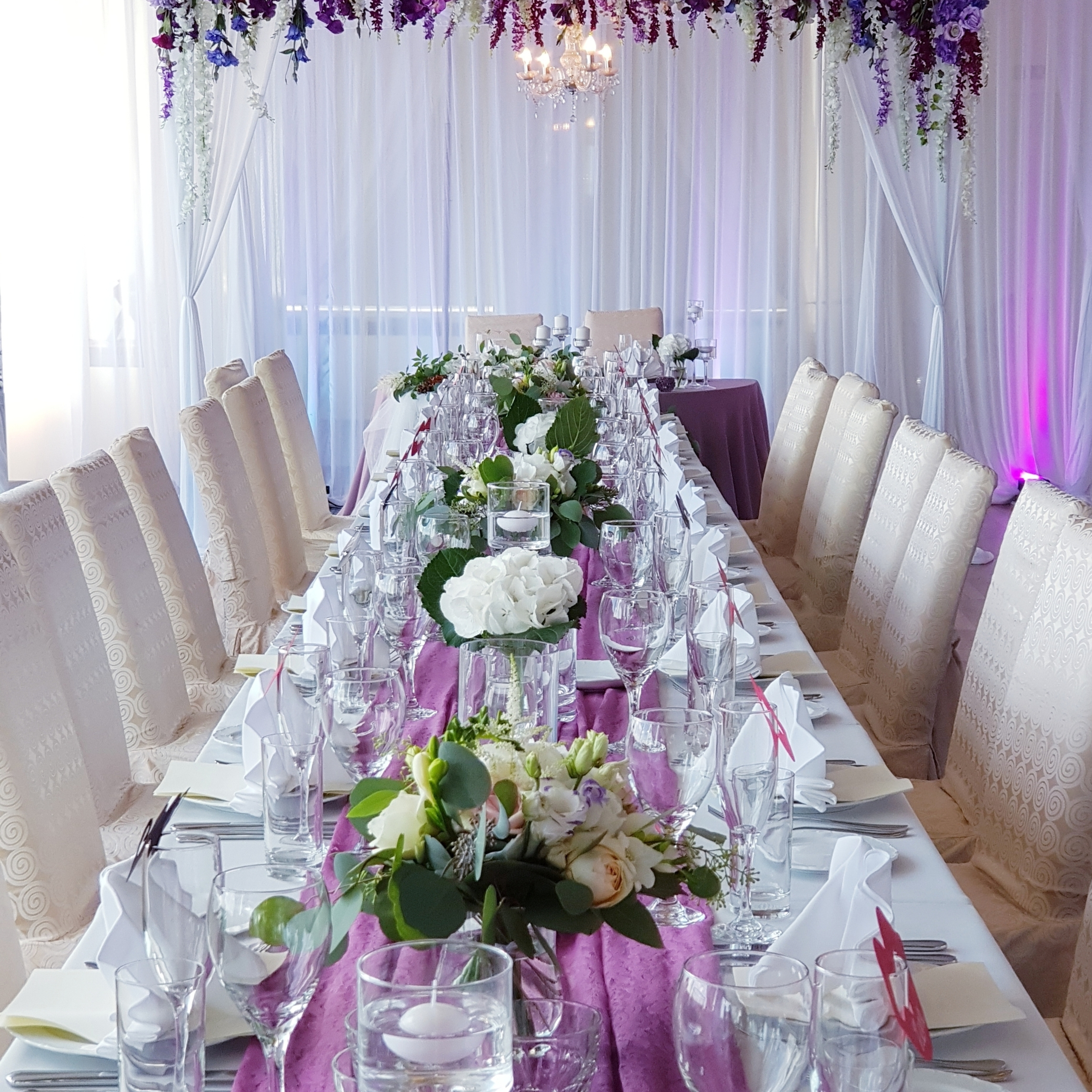 Композиция на стол Фото зона цветочная композиция оформление свадьбы kāzu dekors