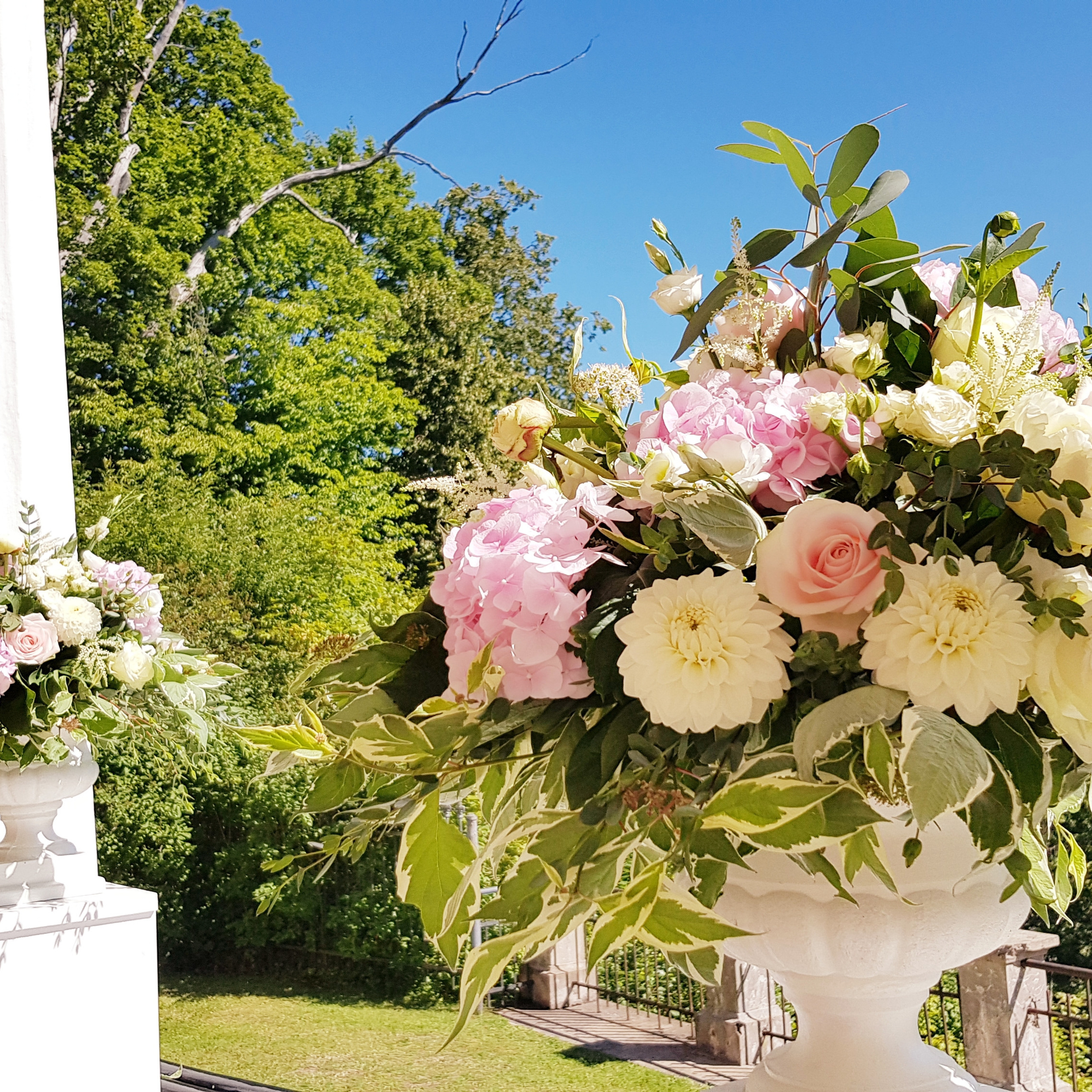 Līgavas pušķis Букет невесты свадебная церемония арка из живых цветов оформление арки выездная церемония штатив с цветами Laulīby reģestrācija kāzu Arka arka ar dzīviem ziediem