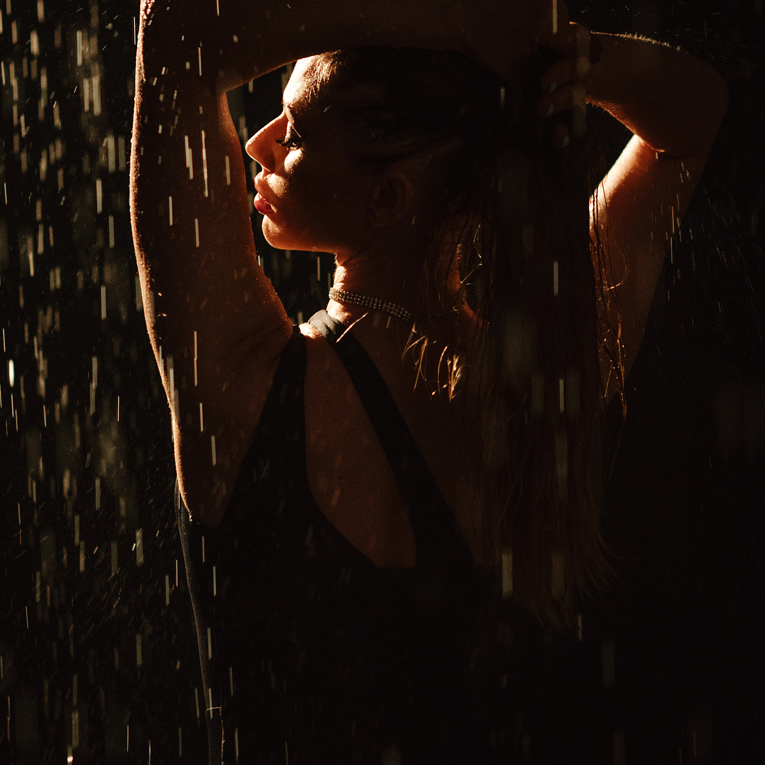 Фотосессия на горной реке. Женский сексуальный фотограф в Анталии, Турции Надин Оздемир