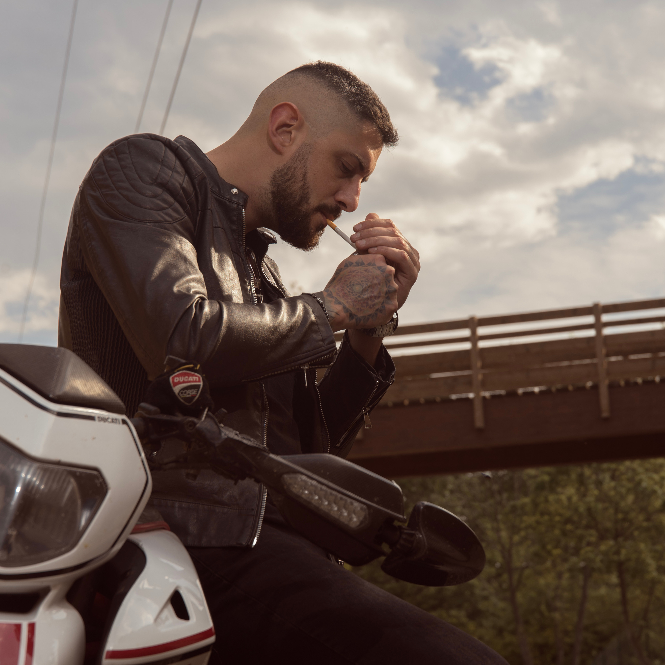 Servizio fotografico uomo all’esterno: passione moto