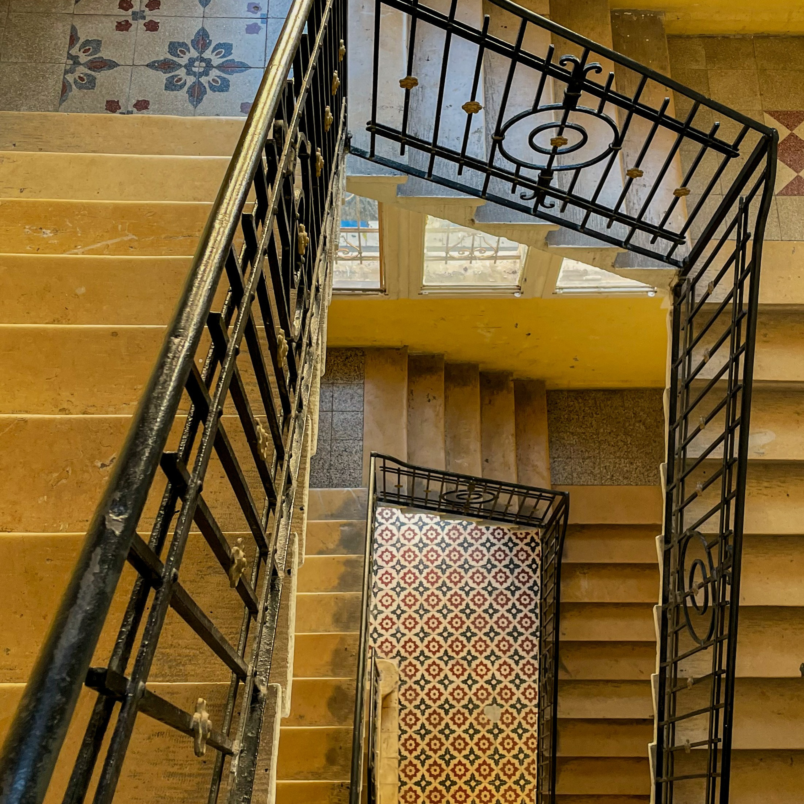 Atmospheric Photoshoot in an Entrance: Ideas for Unique Shots