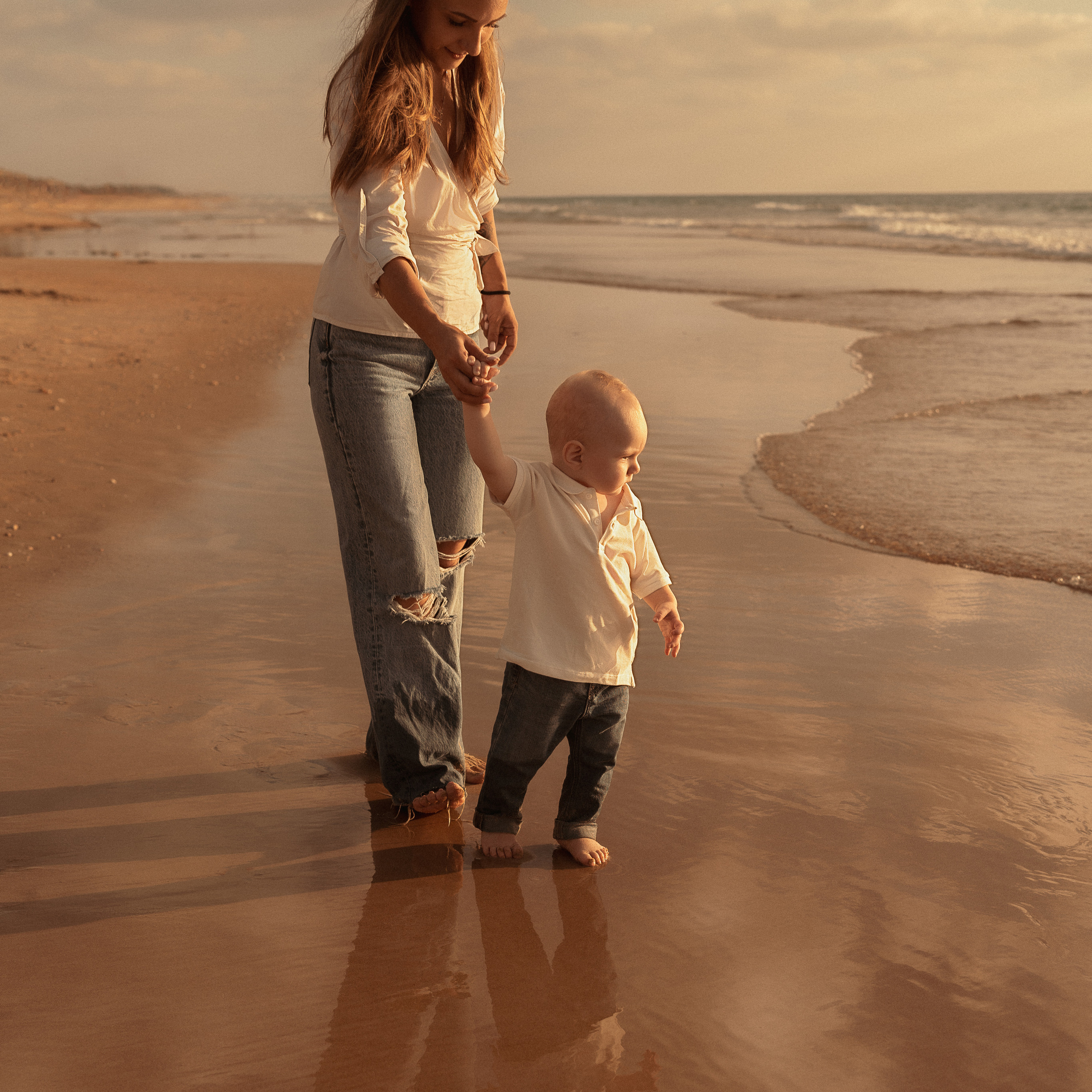 Family Photoshoot by the Sea: Photos Full of Sunlight and Light