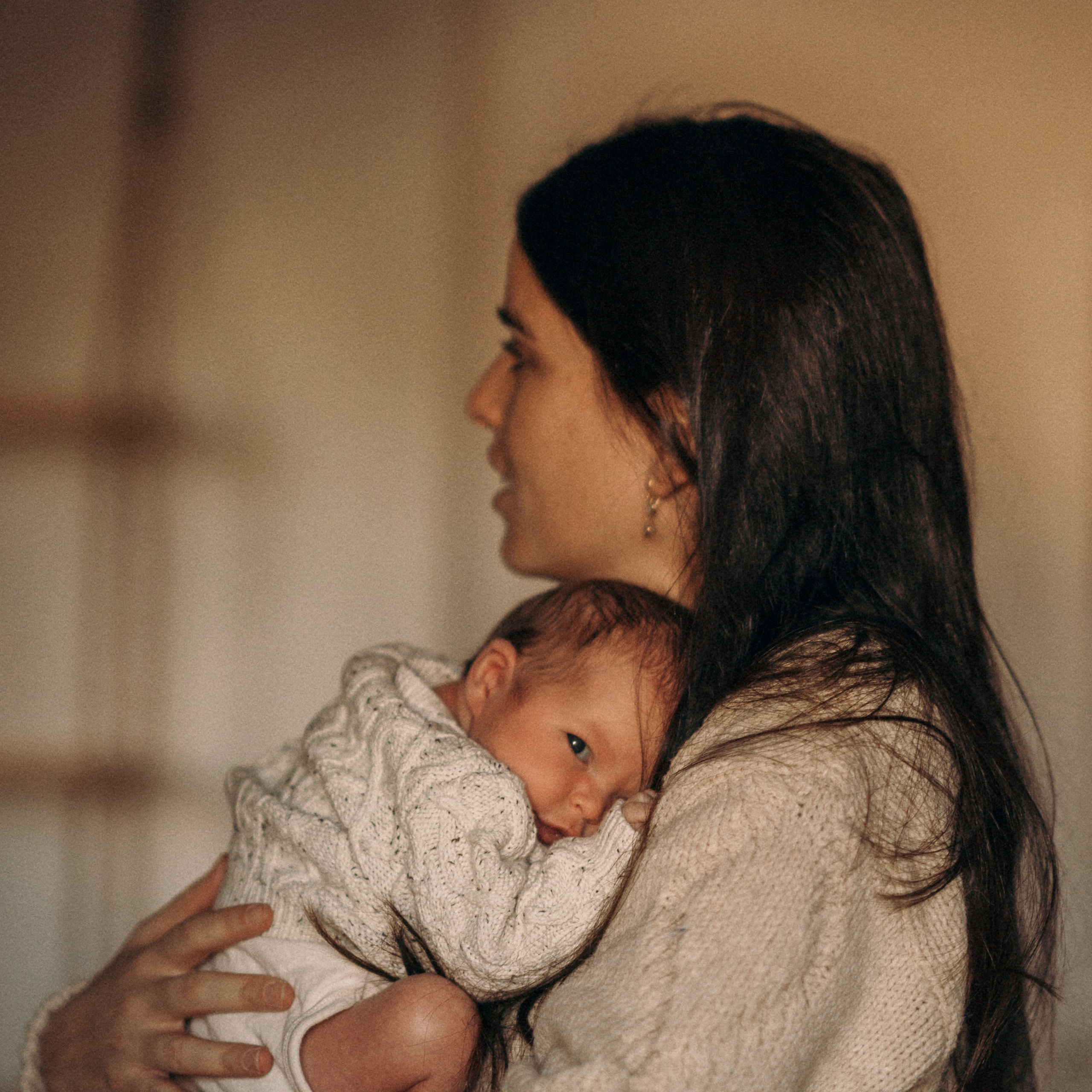 סשן צילום עם תינוק, אמא וכלבים | צילום משפחתי עם חיות מחמד