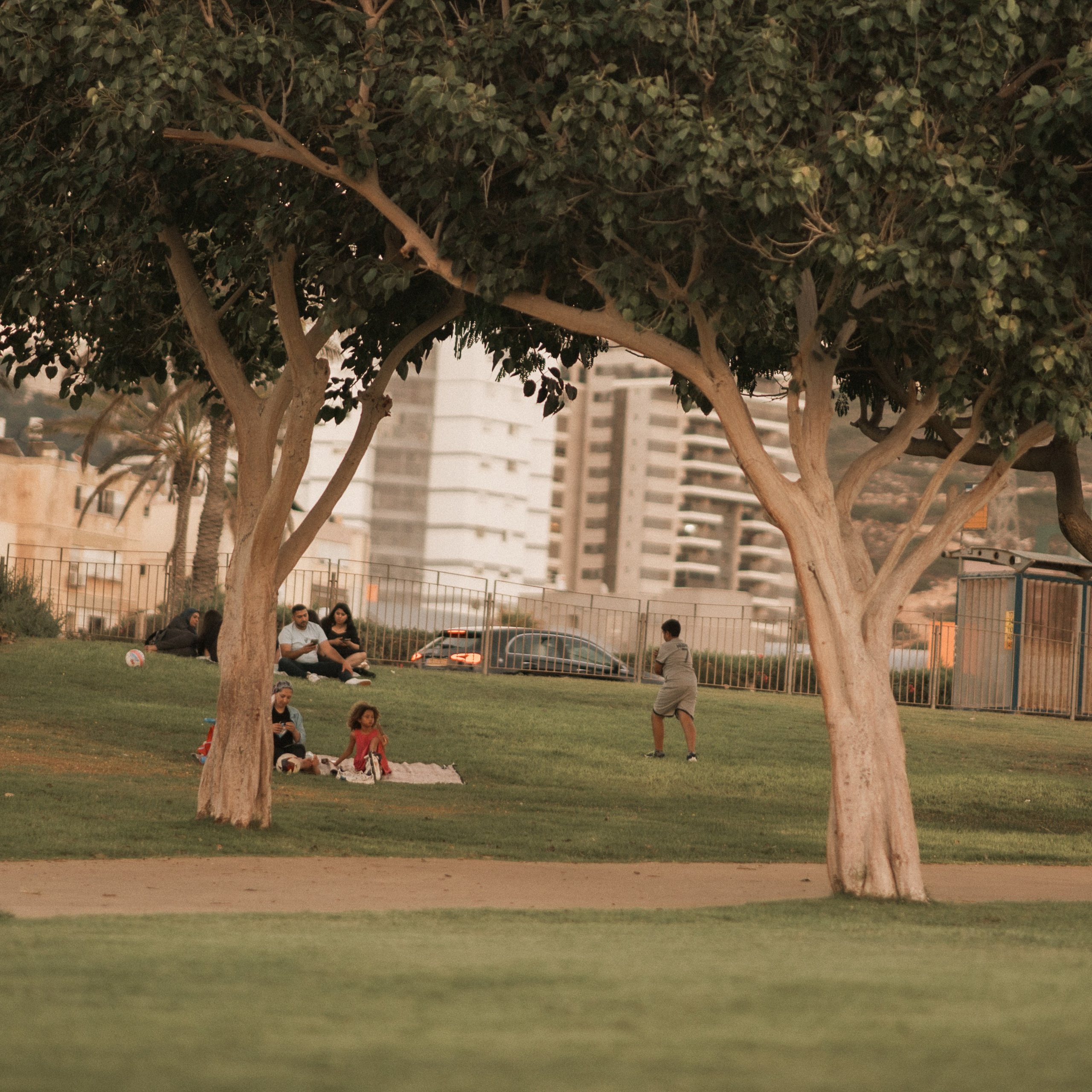 Photoshoots in Geht Park: Green Space for Harmonious Shots