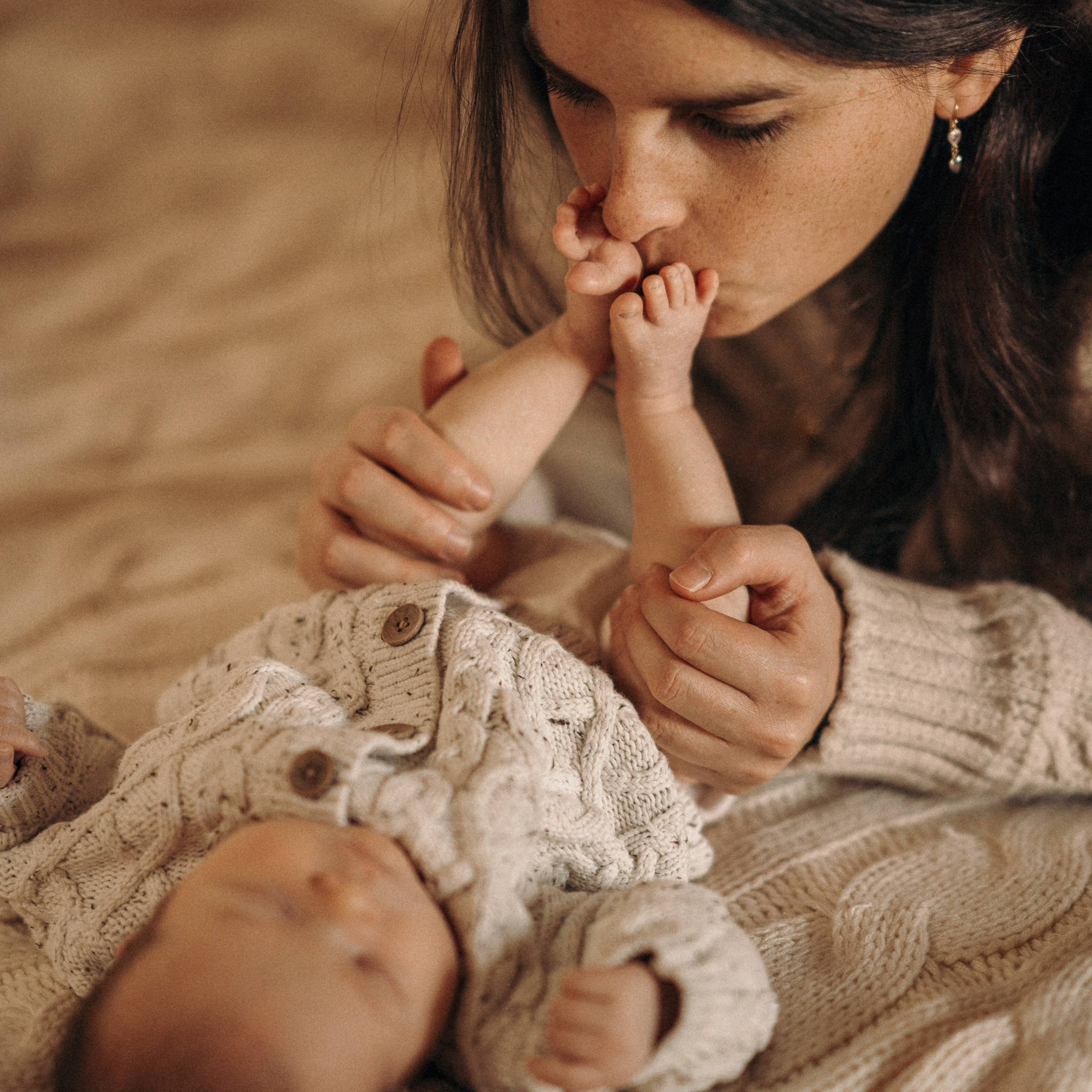 סשן צילום עם תינוק, אמא וכלבים | צילום משפחתי עם חיות מחמד