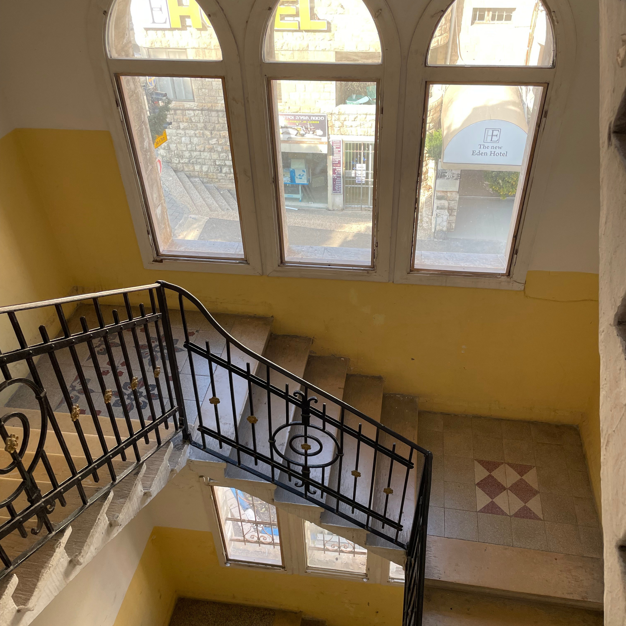 Atmospheric Photoshoot in an Entrance: Ideas for Unique Shots