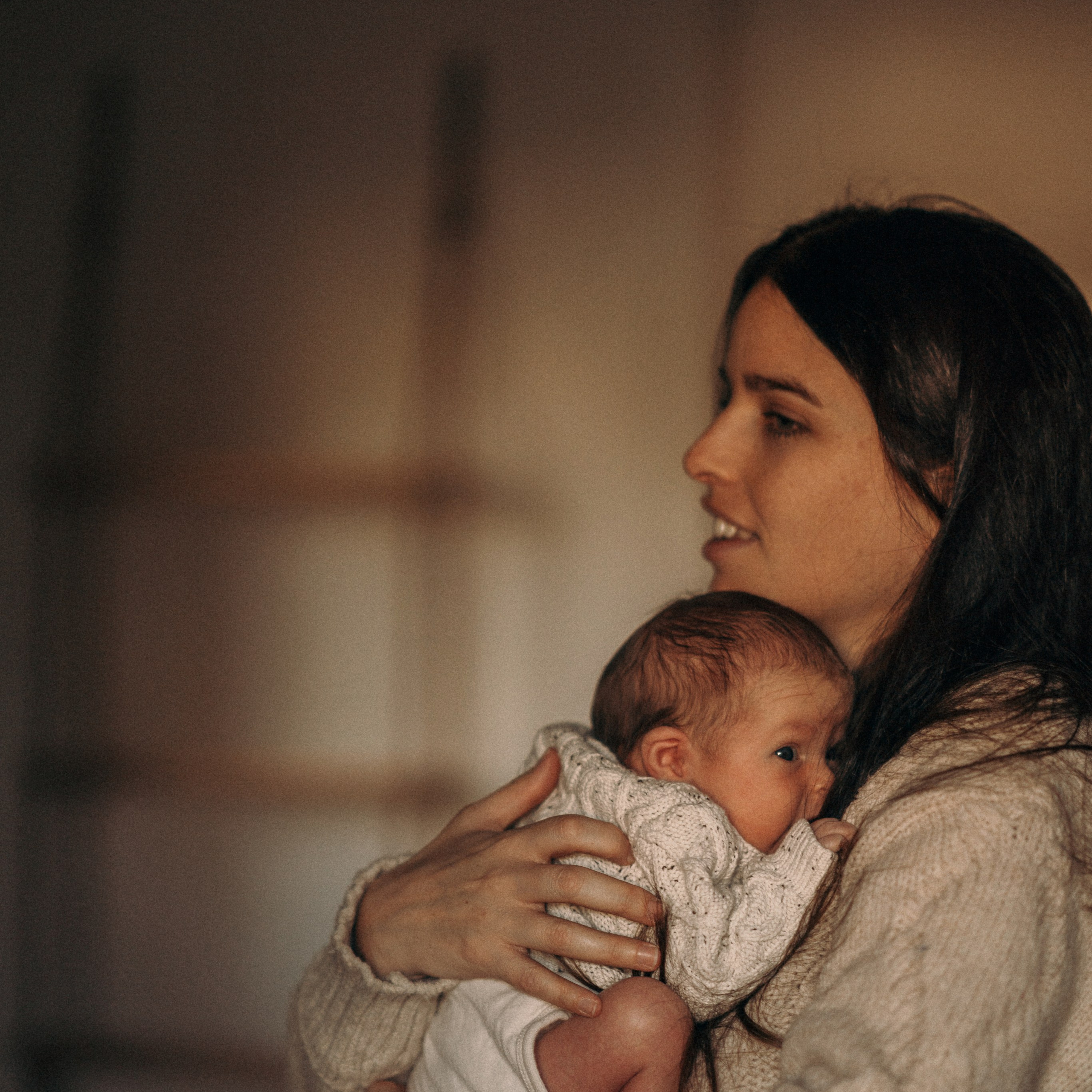 סשן צילום עם תינוק, אמא וכלבים | צילום משפחתי עם חיות מחמד