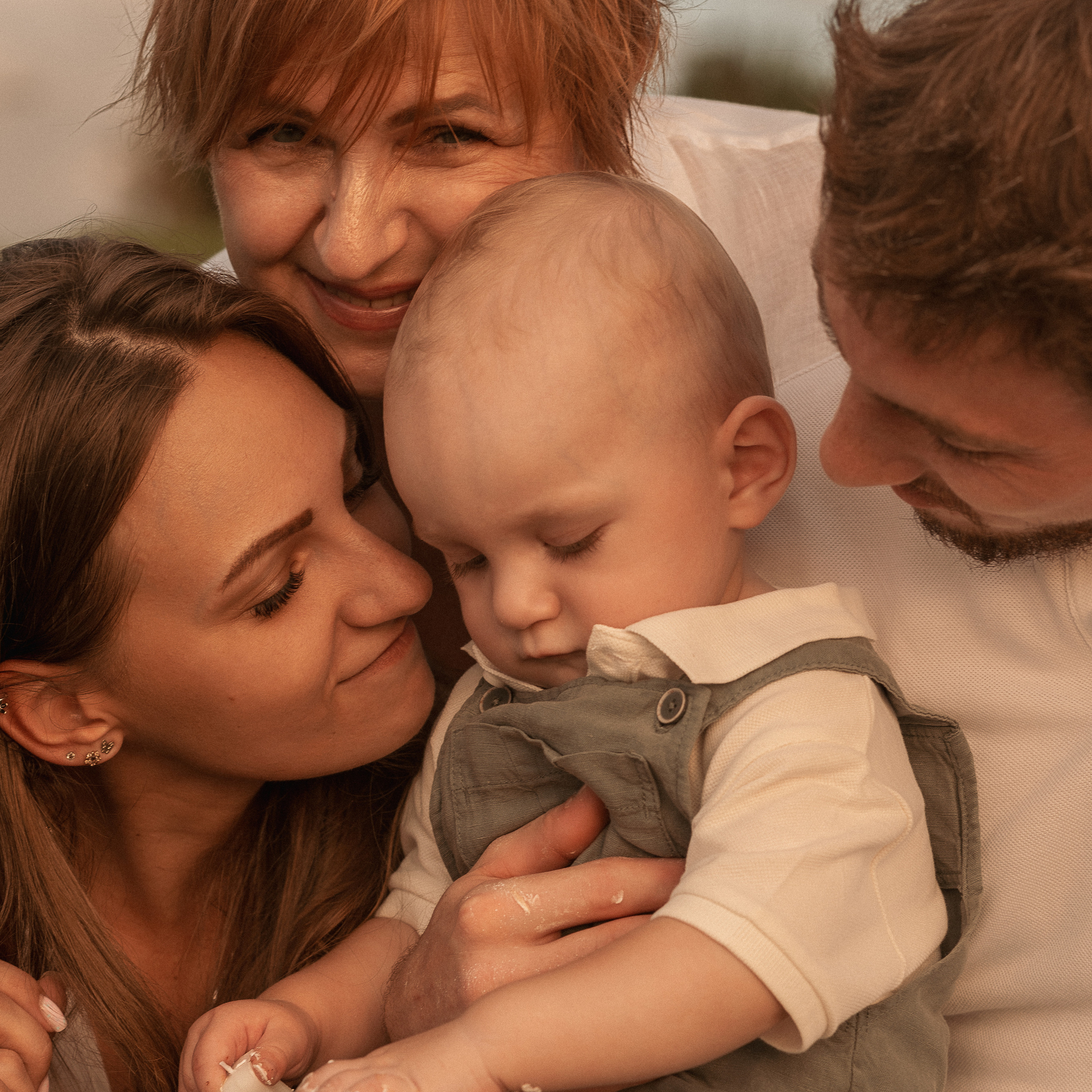 Family Photoshoot by the Sea: Photos Full of Sunlight and Light