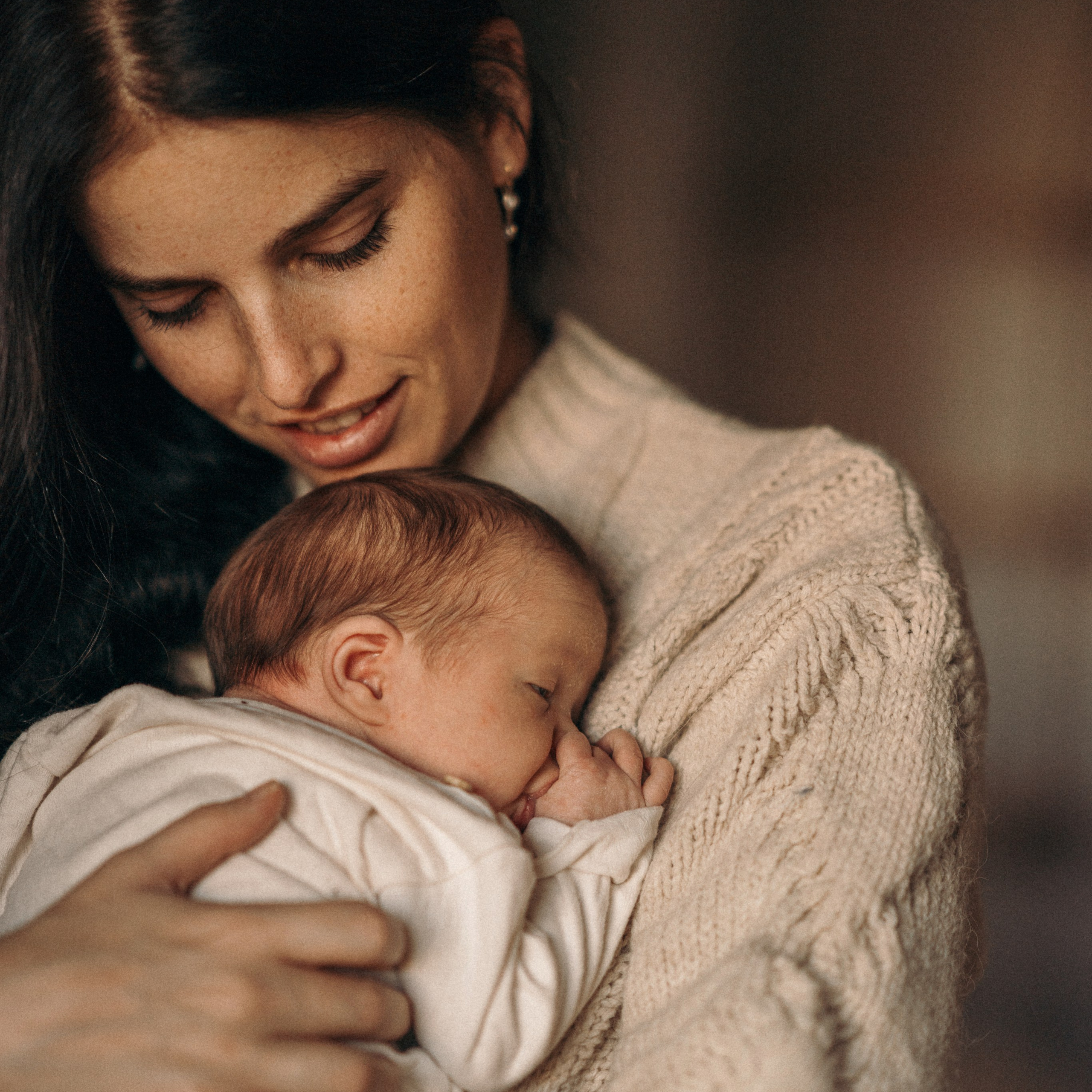 סשן צילום עם תינוק, אמא וכלבים | צילום משפחתי עם חיות מחמד