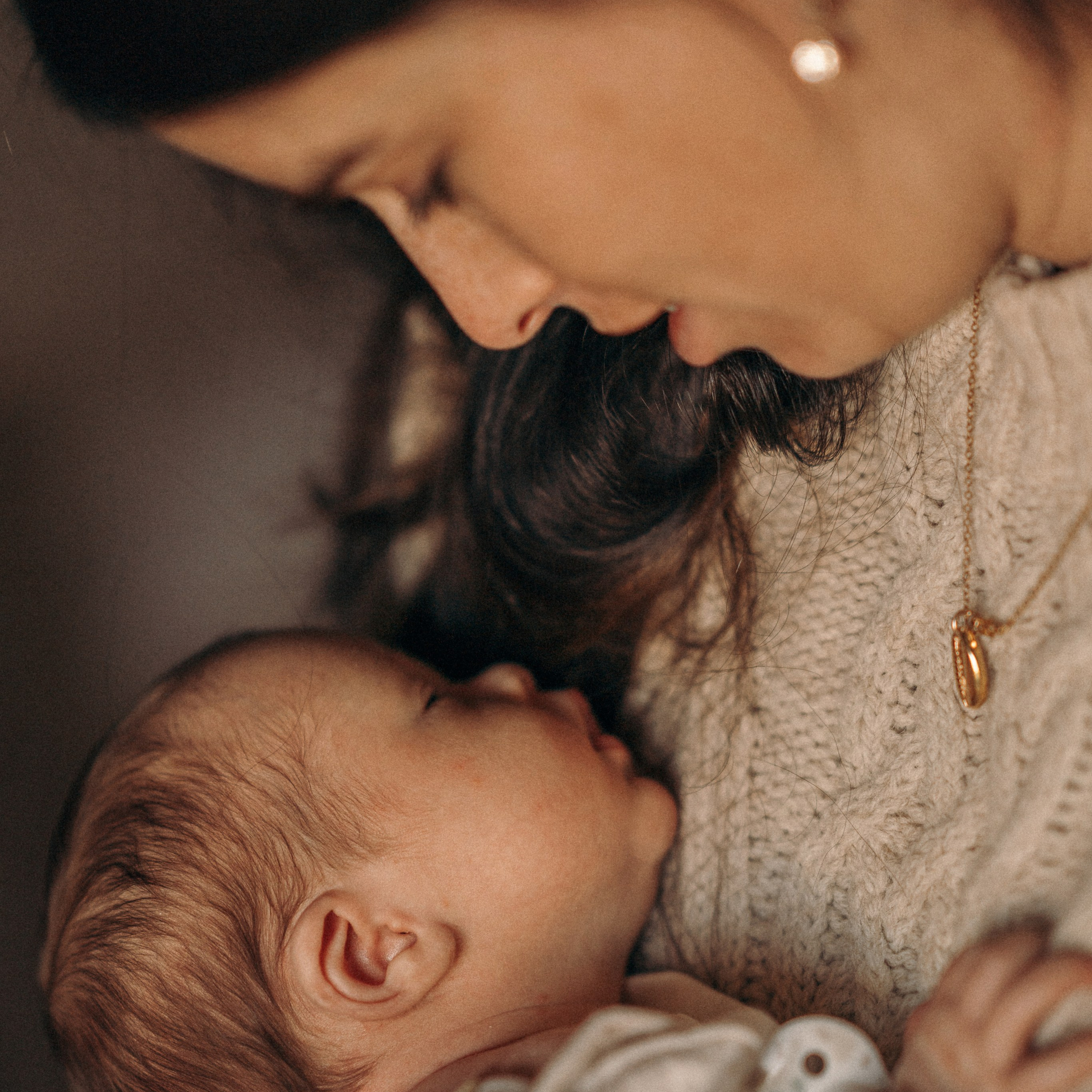סשן צילום עם תינוק, אמא וכלבים | צילום משפחתי עם חיות מחמד