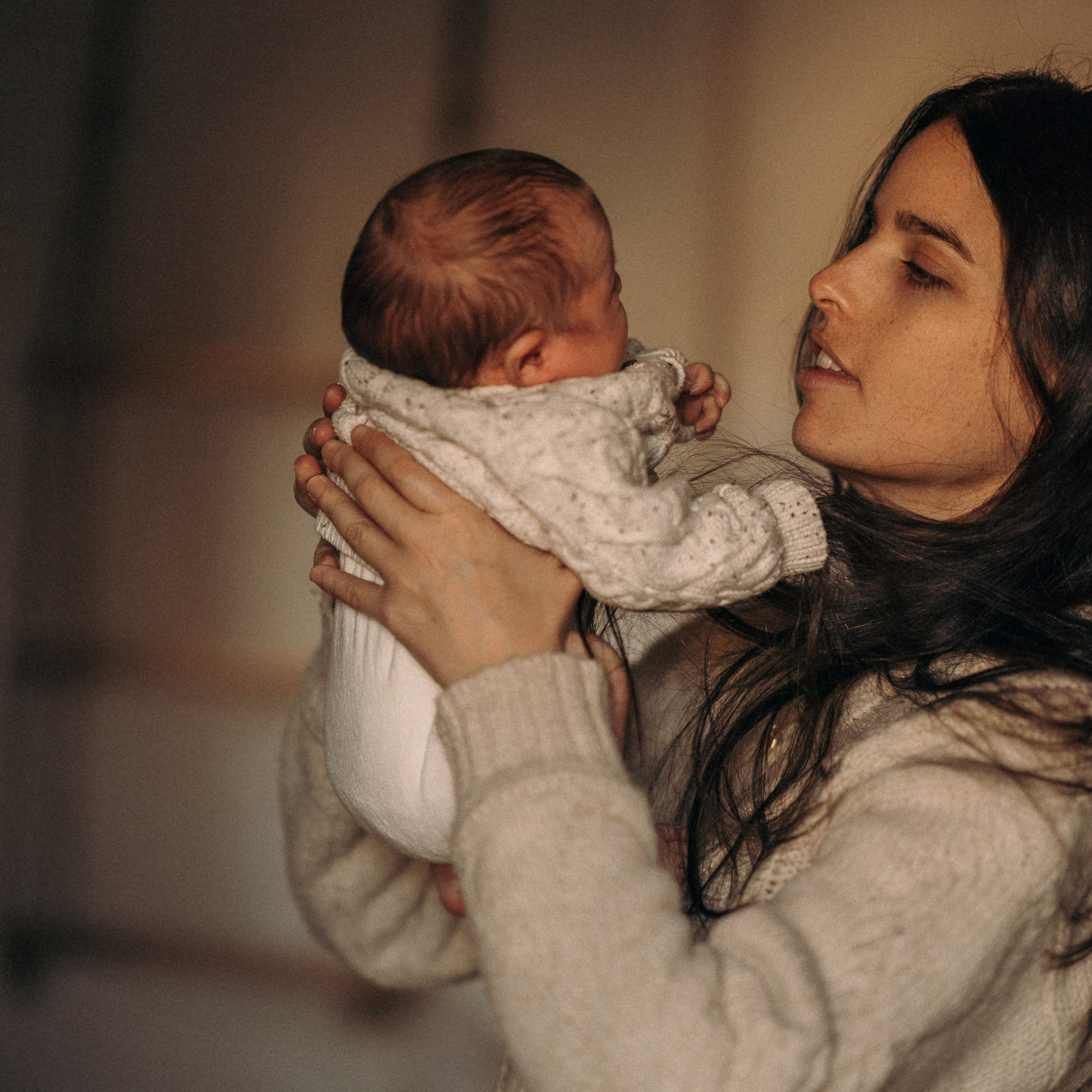 סשן צילום עם תינוק, אמא וכלבים | צילום משפחתי עם חיות מחמד