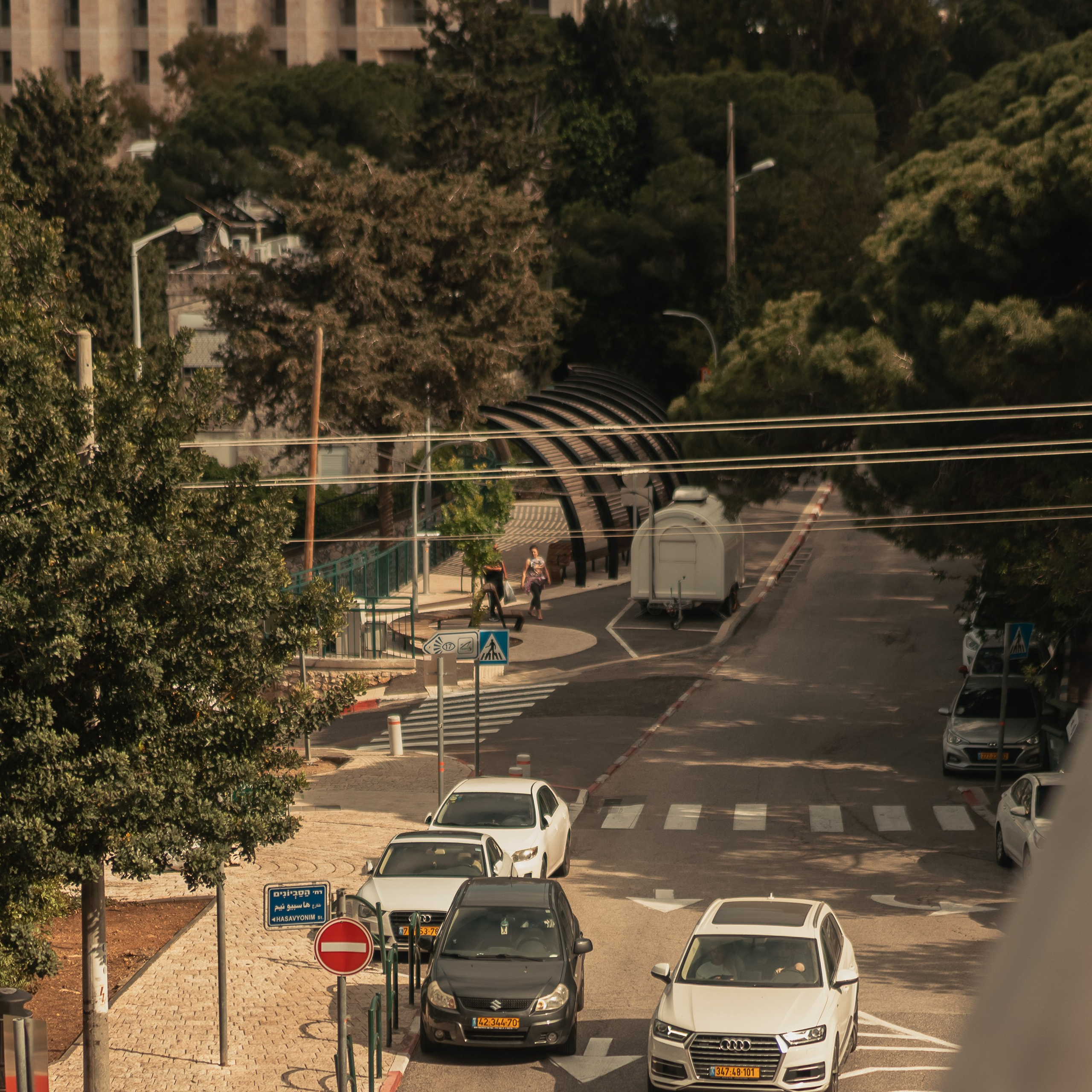 תצפית פרומנד לואי בחיפה: צילום עם נוף עירוני