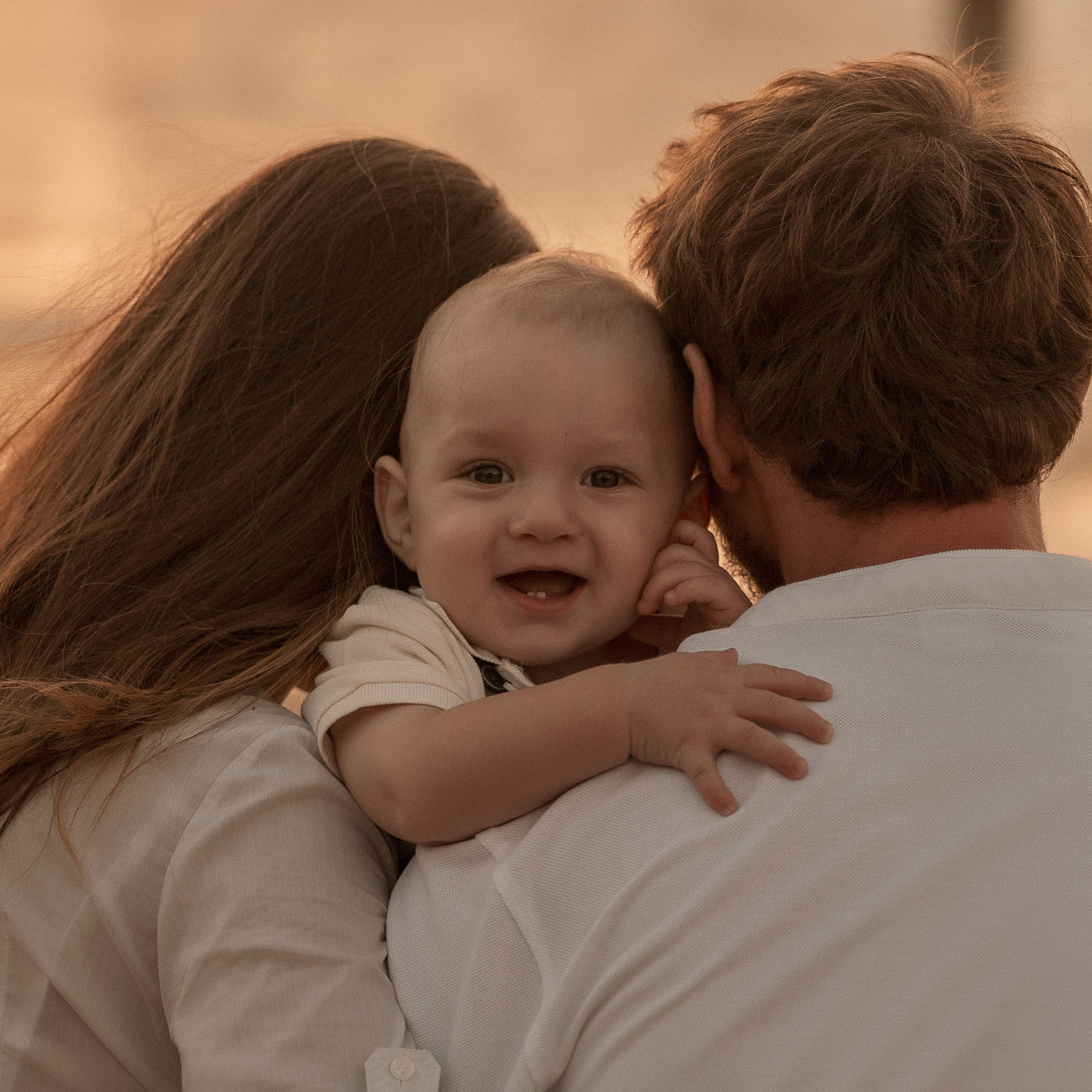 Family Photoshoot by the Sea: Photos Full of Sunlight and Light