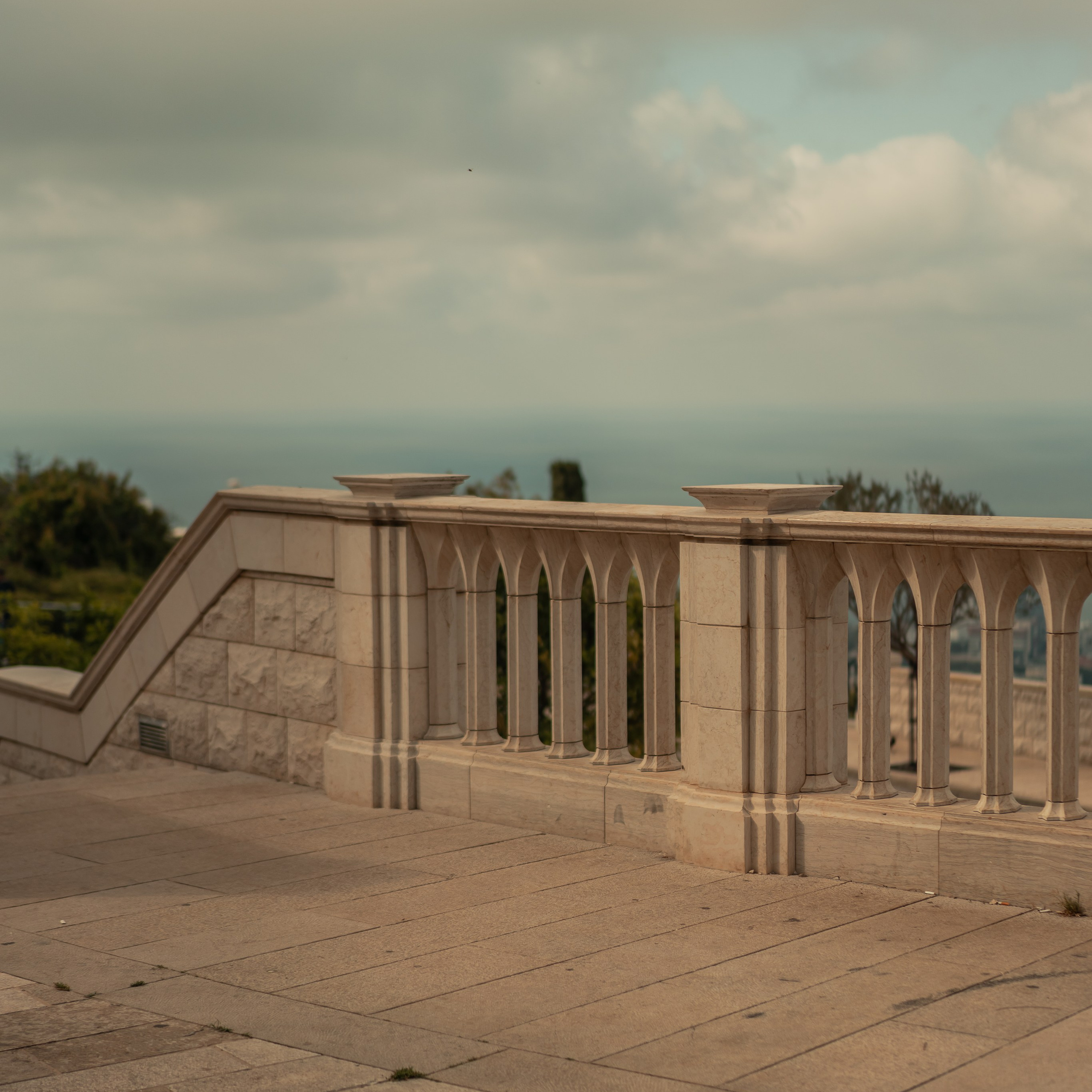 תצפית פרומנד לואי בחיפה: צילום עם נוף עירוני